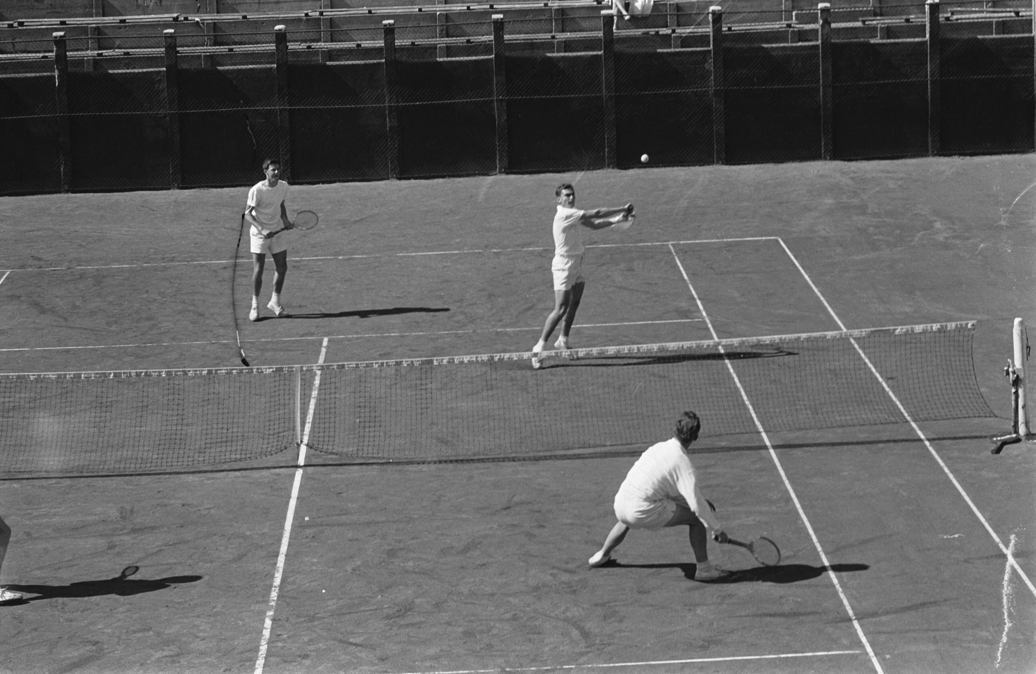 Fotocollectie Anefo — Nederlandse tenniskampioenschappen op de METS-banen te Scheveningen. Heren dubbel — Foto: Bilsen, Joop van / Anefo. Licentie: Set B: Rechtenvrij / Publiek Domein. Bron: Nationaal Archief. http://hdl.handle.net/10648/aa1398ce-d0b4-102d-bcf8-003048976d84