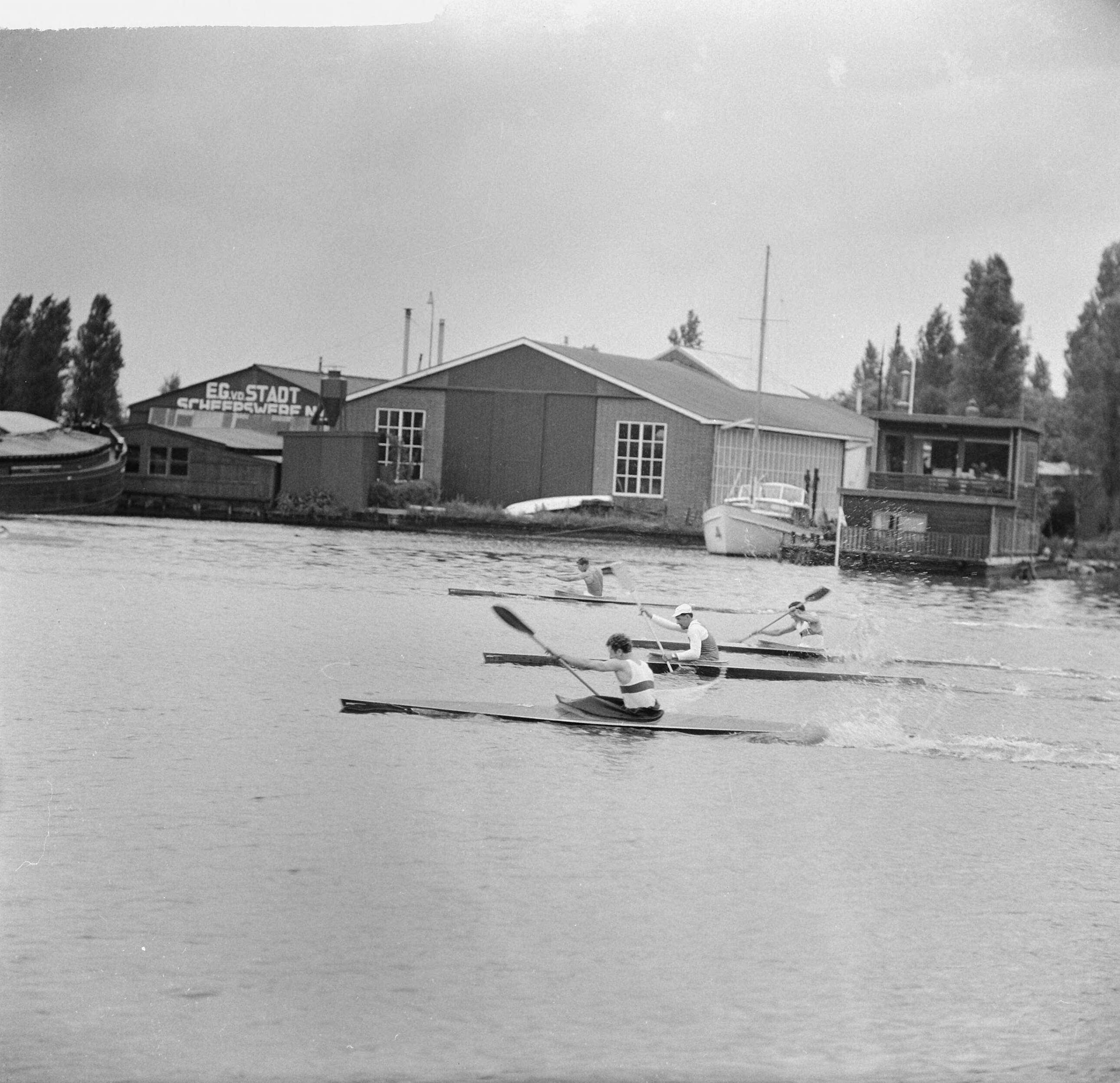 Fotocollectie Anefo — Kanowedstrijd Nederland tegen West-Duitsland. De K1 — Foto: Nijs, Jac. de / Anefo. Licentie: Set B: Rechtenvrij / Publiek Domein. Bron: Nationaal Archief. http://hdl.handle.net/10648/a9d8f764-d0b4-102d-bcf8-003048976d84