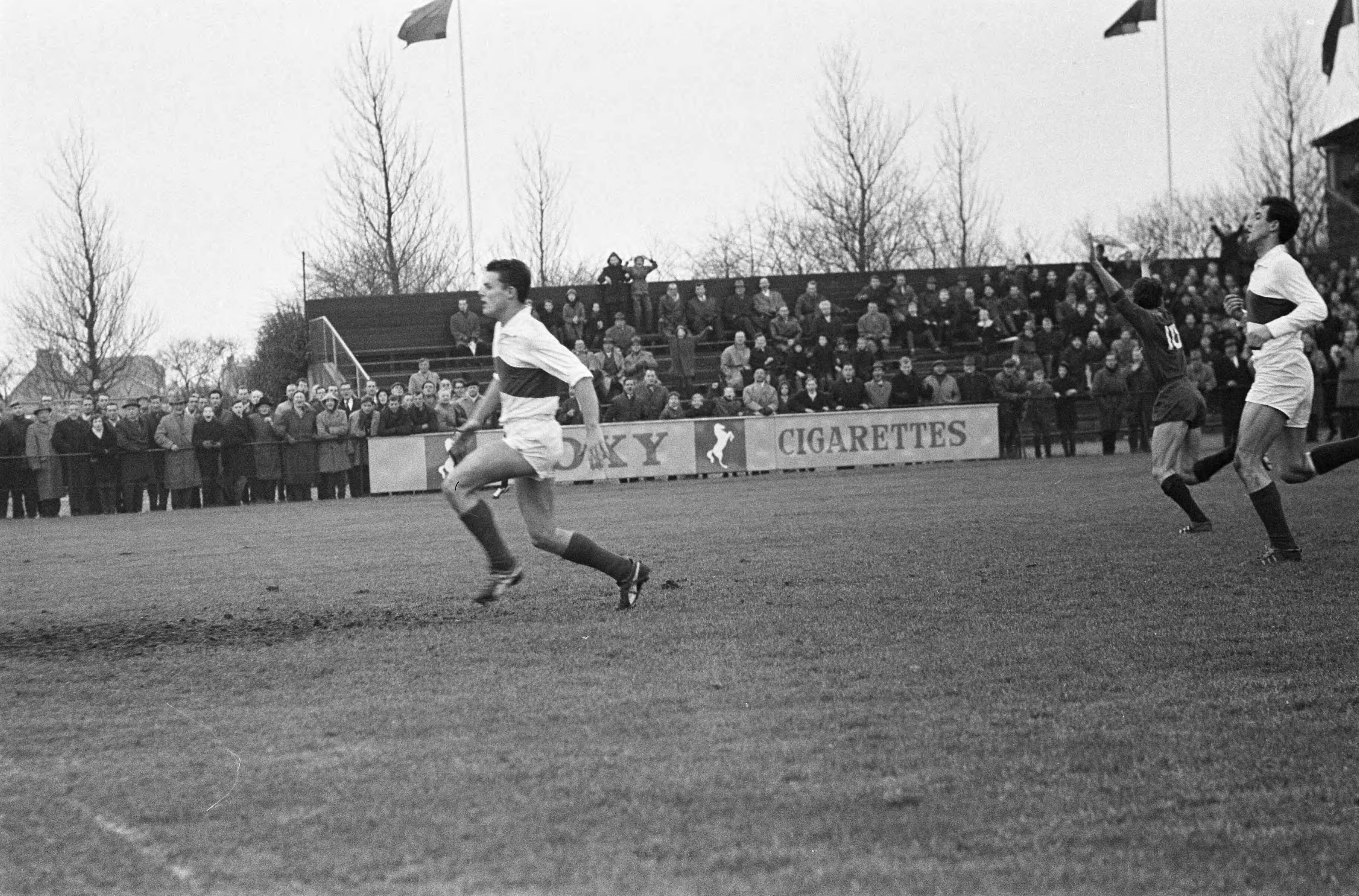 Fotocollectie Anefo — Voetbal. Haarlem tegen Helmondia'55 3-2. Spelmoment, Haarlem heeft gescoord — Foto: Bilsen, Joop van / Anefo. Licentie: Set B: Rechtenvrij / Publiek Domein. Bron: Nationaal Archief. http://hdl.handle.net/10648/aa22ba20-d0b4-102d-bcf8-003048976d84