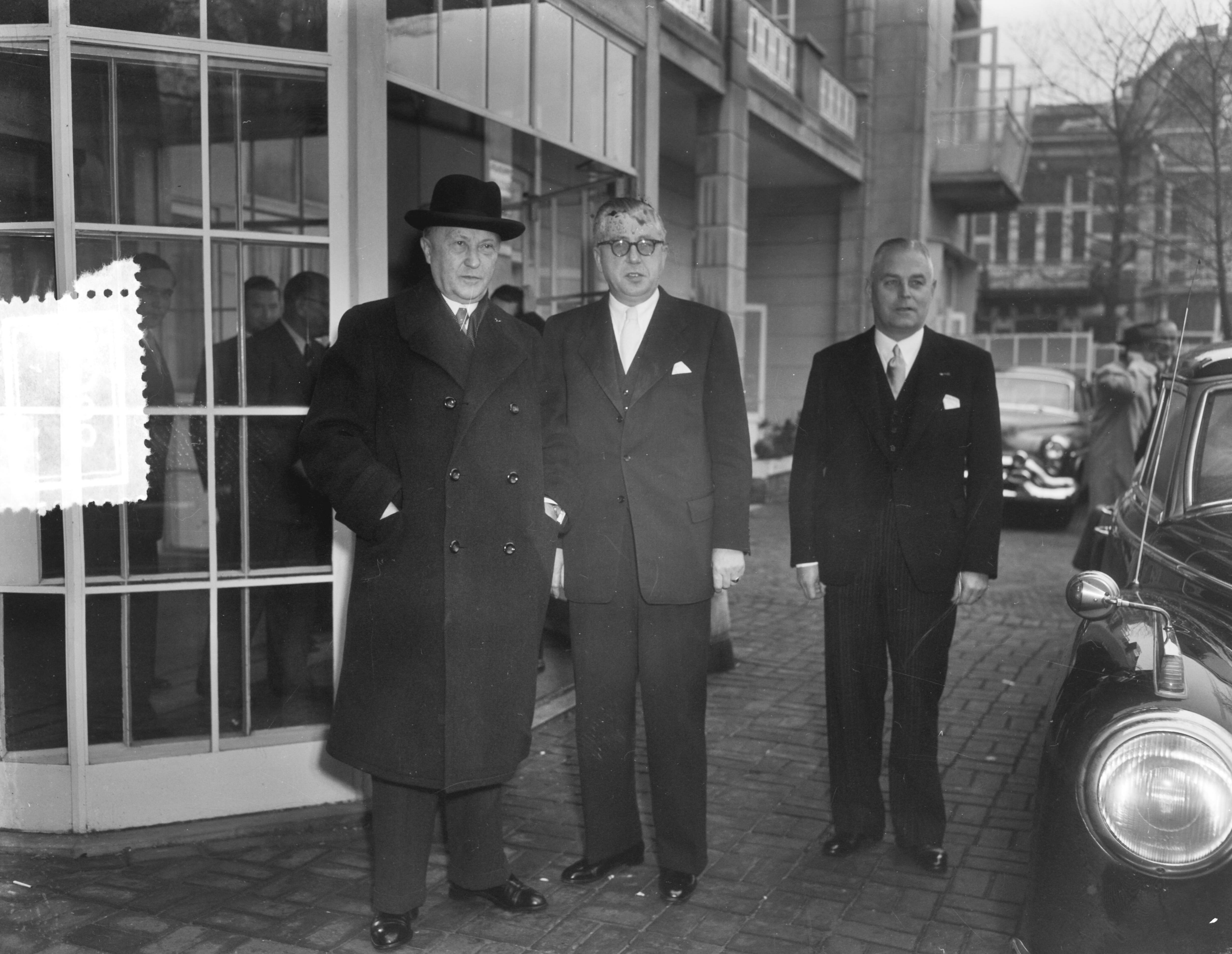 Zes landen ministersconferentie te Den Haag — Zes landen ministersconferentie te Den Haag. Aankomst van de Duitse bondskanselier Konrad Adenauer (links) — Foto: Duinen, G.W. van / Anefo. Licentie: Set B: Rechtenvrij / Publiek Domein. Bron: Nationaal Archief. http://hdl.handle.net/10648/a9184d48-d0b4-102d-bcf8-003048976d84