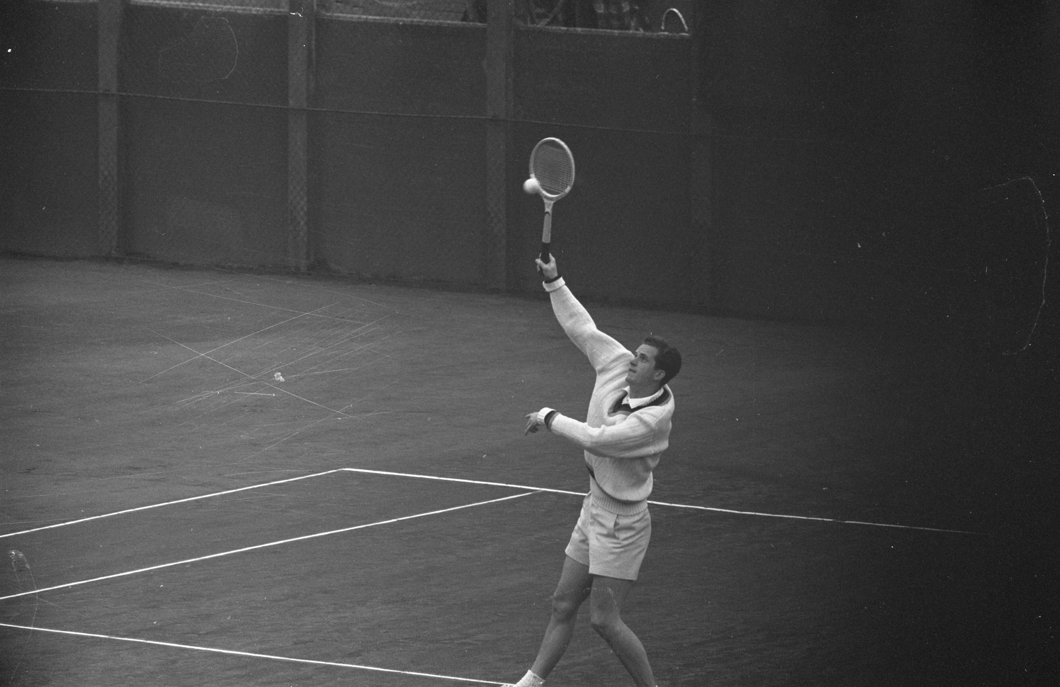 Fotocollectie Anefo — Davis Cup wedstrijd Nederland-West-Duitsland op de METS-banen te Scheveningen. Wilhelm Bungert [West-Duitsland] — Foto: Bilsen, Joop van / Anefo. Licentie: Set B: Rechtenvrij / Publiek Domein. Bron: Nationaal Archief. http://hdl.handle.net/10648/a9d71ba6-d0b4-102d-bcf8-003048976d84