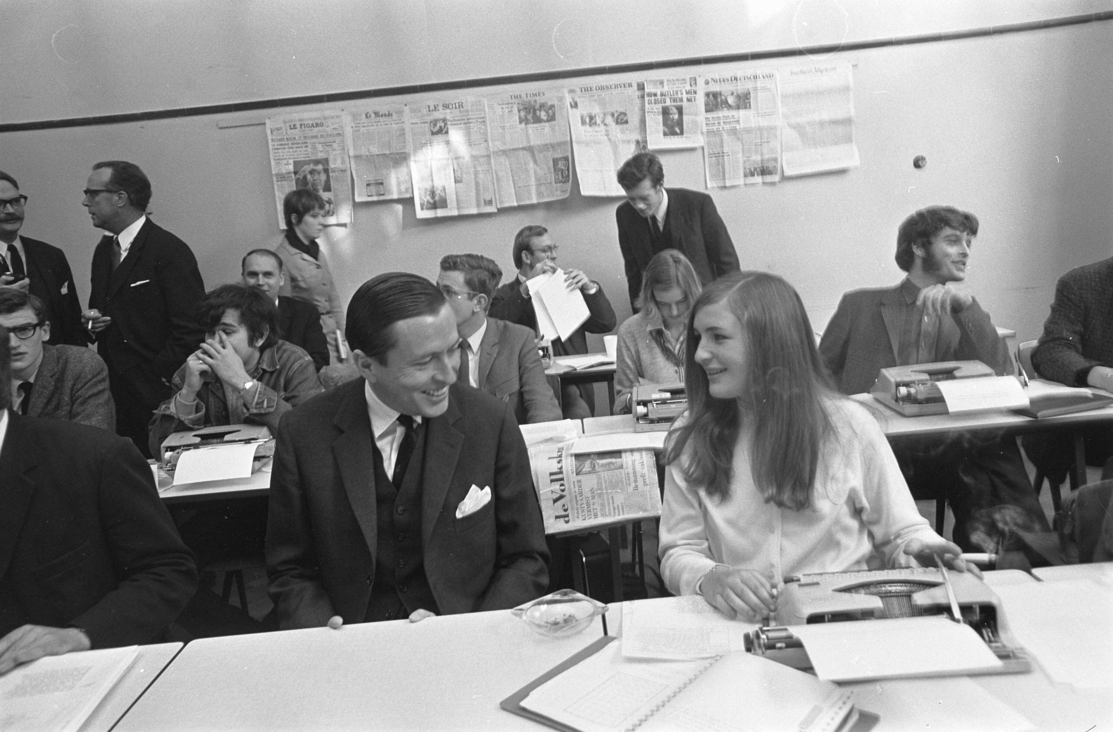 Fotocollectie Anefo — Prins Claus bezoekt School voor Journalistiek te Utrecht Prins Claus in de schoolbank — Foto: Kroon, Ron / Anefo. Licentie: Set B: Rechtenvrij / Publiek Domein. Bron: Nationaal Archief. http://hdl.handle.net/10648/ab545be2-d0b4-102d-bcf8-003048976d84