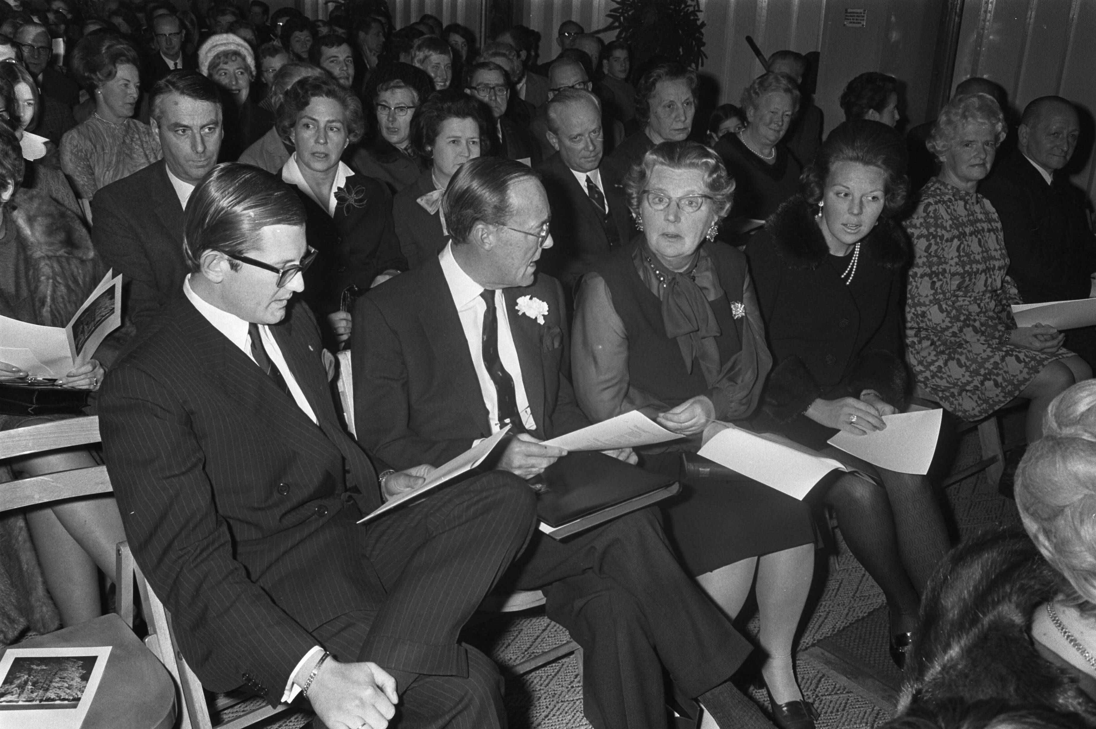 Fotocollectie Anefo — Kerstviering koninklijke familie op Soestdijk. Pieter van Vollenhoven , prins Bernhard , koningin Juliana en Beatrix — Foto: Koch, Eric / Anefo. Licentie: Set B: Rechtenvrij / Publiek Domein. Bron: Nationaal Archief. http://hdl.handle.net/10648/ab86eddc-d0b4-102d-bcf8-003048976d84