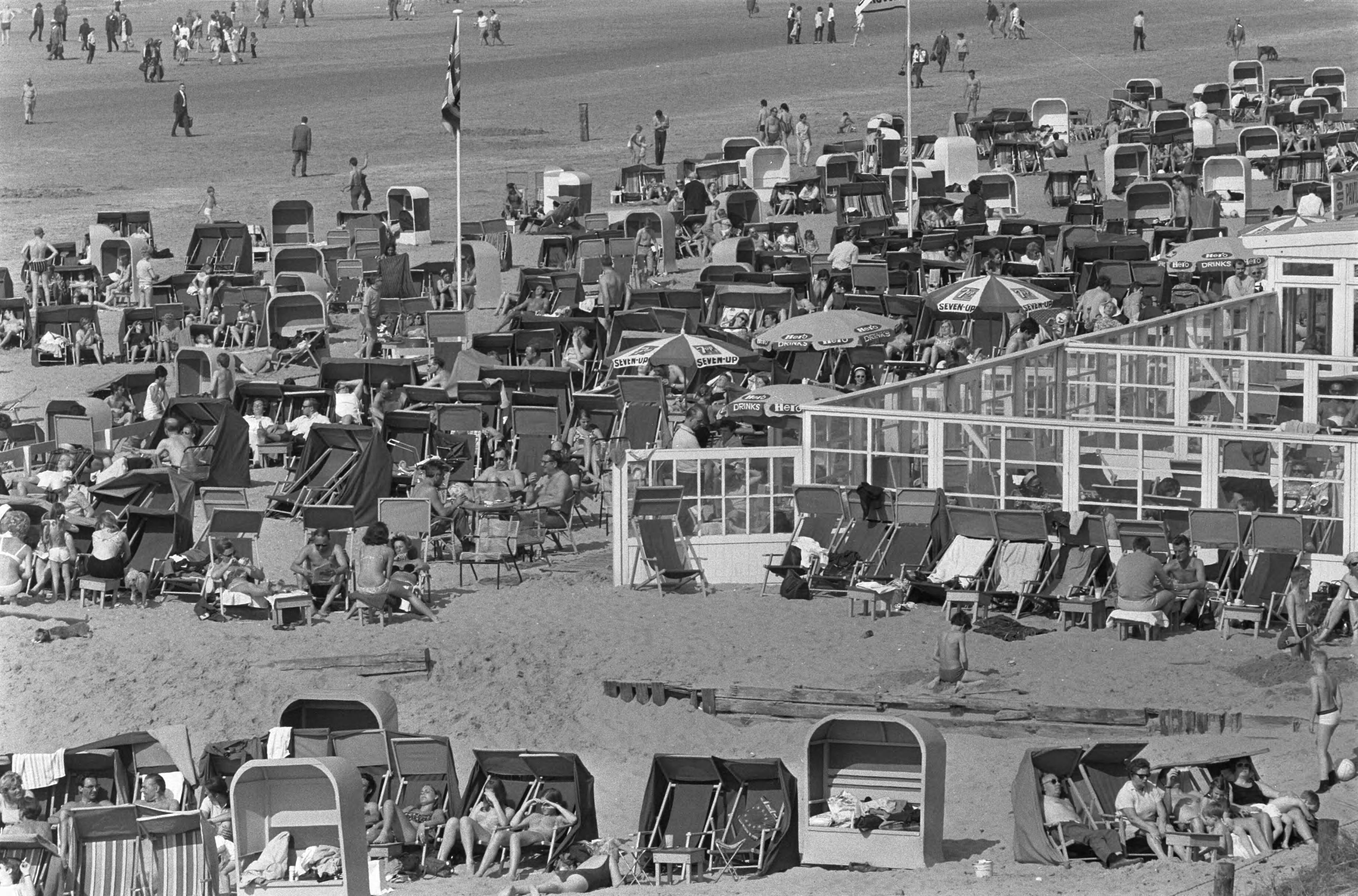 Fotocollectie Anefo — Zonaanbidders op strand Zandvoort camping, strand met stoelen — Foto: Evers, Joost / Anefo. Licentie: Set B: Rechtenvrij / Publiek Domein. Bron: Nationaal Archief. http://hdl.handle.net/10648/ab64a056-d0b4-102d-bcf8-003048976d84