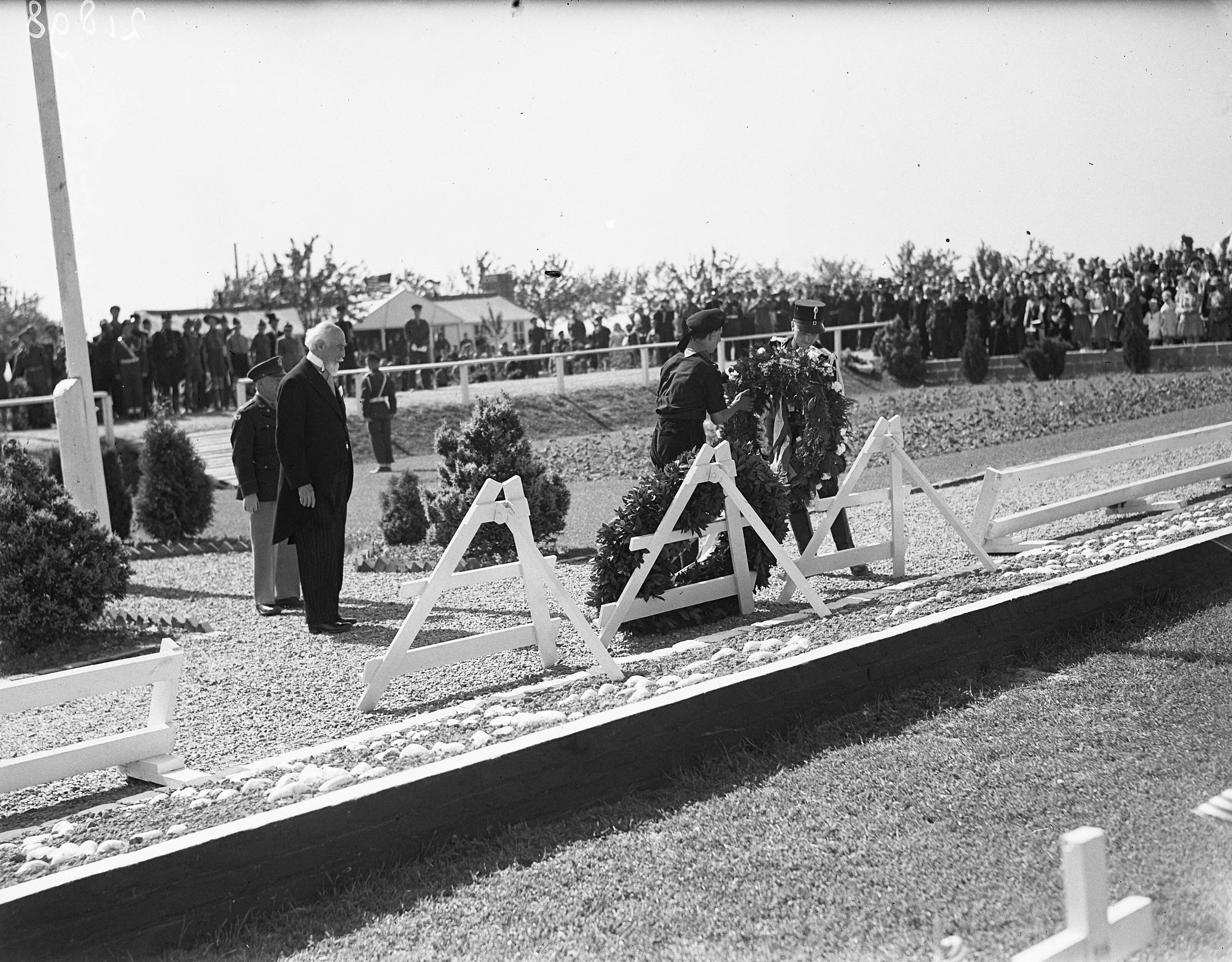 Fotocollectie Anefo — Herdenking op Margraten — Foto: Noske, J.D. / Anefo. Licentie: Set B: Rechtenvrij / Publiek Domein. Bron: Nationaal Archief. http://hdl.handle.net/10648/ad74da1e-d0b4-102d-bcf8-003048976d84