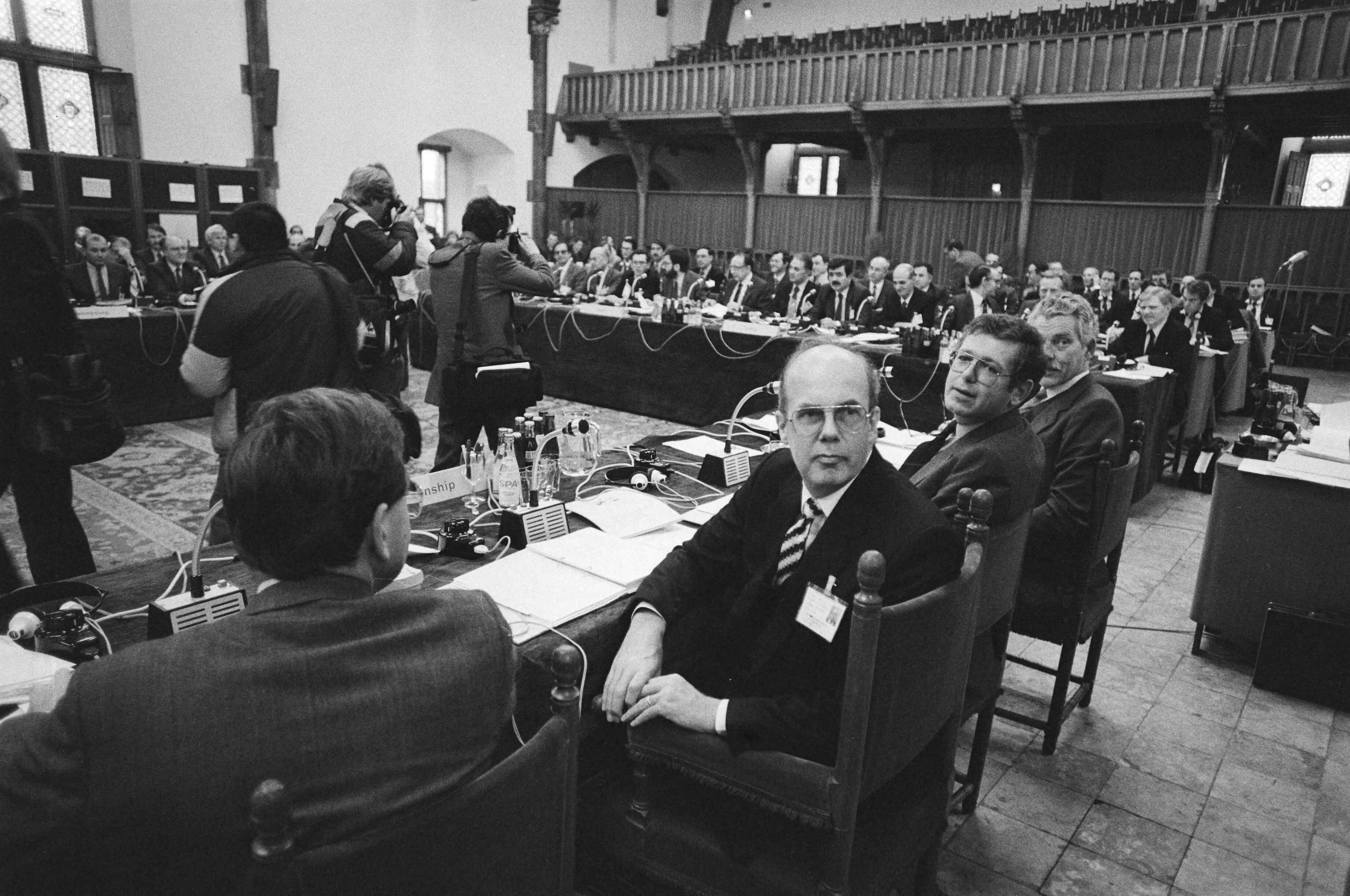 Fotocollectie Anefo — Vergadering van de IEPG in Den Haag het samenwerkingsverband van minister en staatssecr. van Defensie van Europese NAV landen — Foto: Bogaerts, Rob / Anefo. Licentie: Set B: Rechtenvrij / Publiek Domein. Bron: Nationaal Archief. http://hdl.handle.net/10648/ad402210-d0b4-102d-bcf8-003048976d84