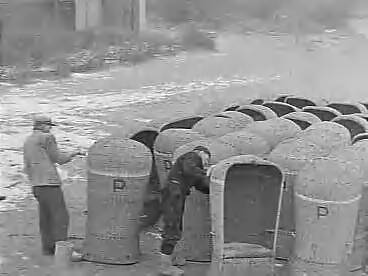 Fotocollectie Anefo — Badstoelen worden opgeknapt in Zandvoort — Foto: Pot, Harry / Anefo. Licentie: Set B: Rechtenvrij / Publiek Domein. Bron: Nationaal Archief. http://hdl.handle.net/10648/ad773160-d0b4-102d-bcf8-003048976d84