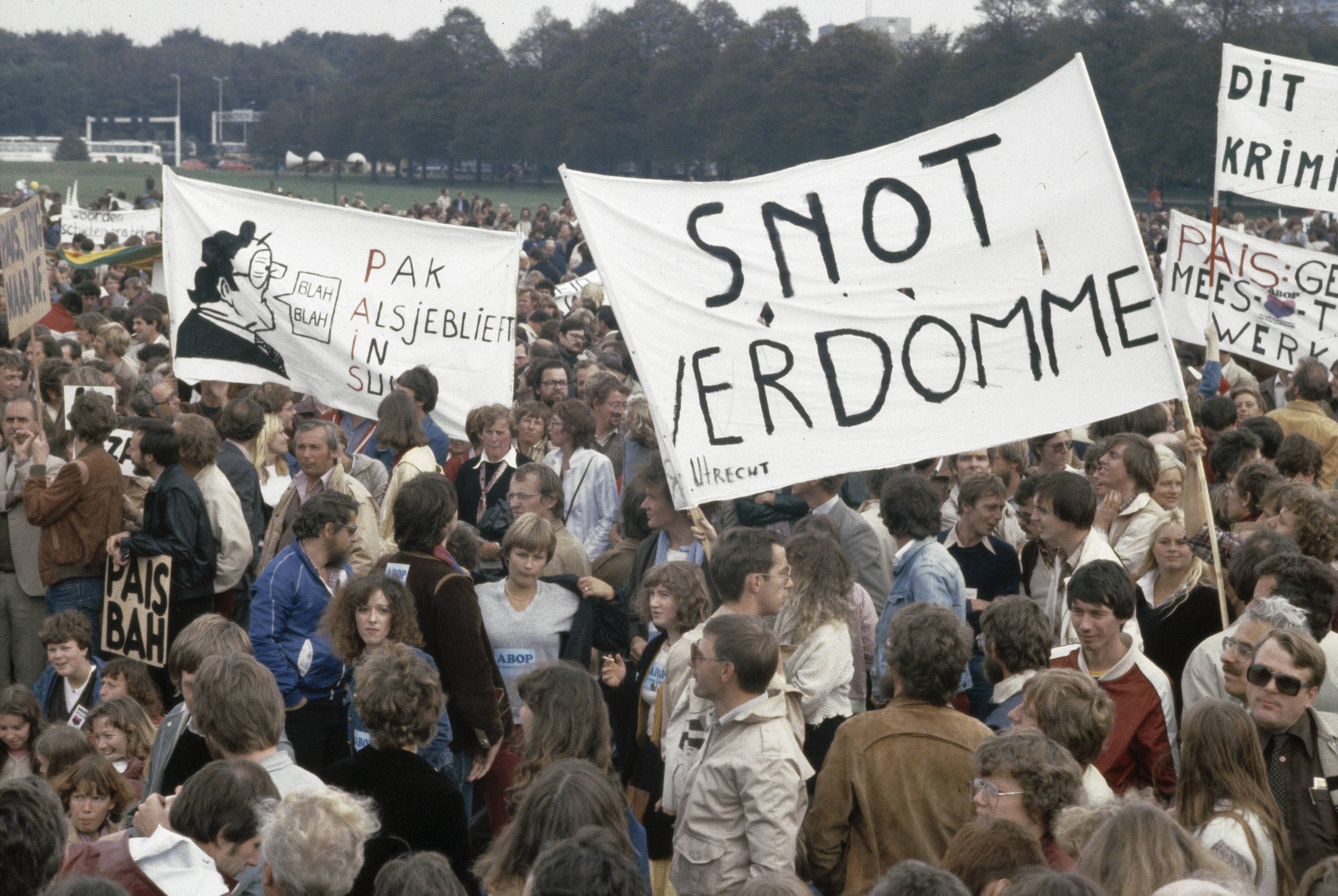 Fotocollectie Anefo — Landelijke onderwijsdemonstratie in Den Haag tegen onderwijsbeleid (korting salarissen) van minister Pais — Foto: Croes, Rob C. / Anefo. Licentie: Set B: Rechtenvrij / Publiek Domein. Bron: Nationaal Archief. http://hdl.handle.net/10648/ad8a1690-d0b4-102d-bcf8-003048976d84
