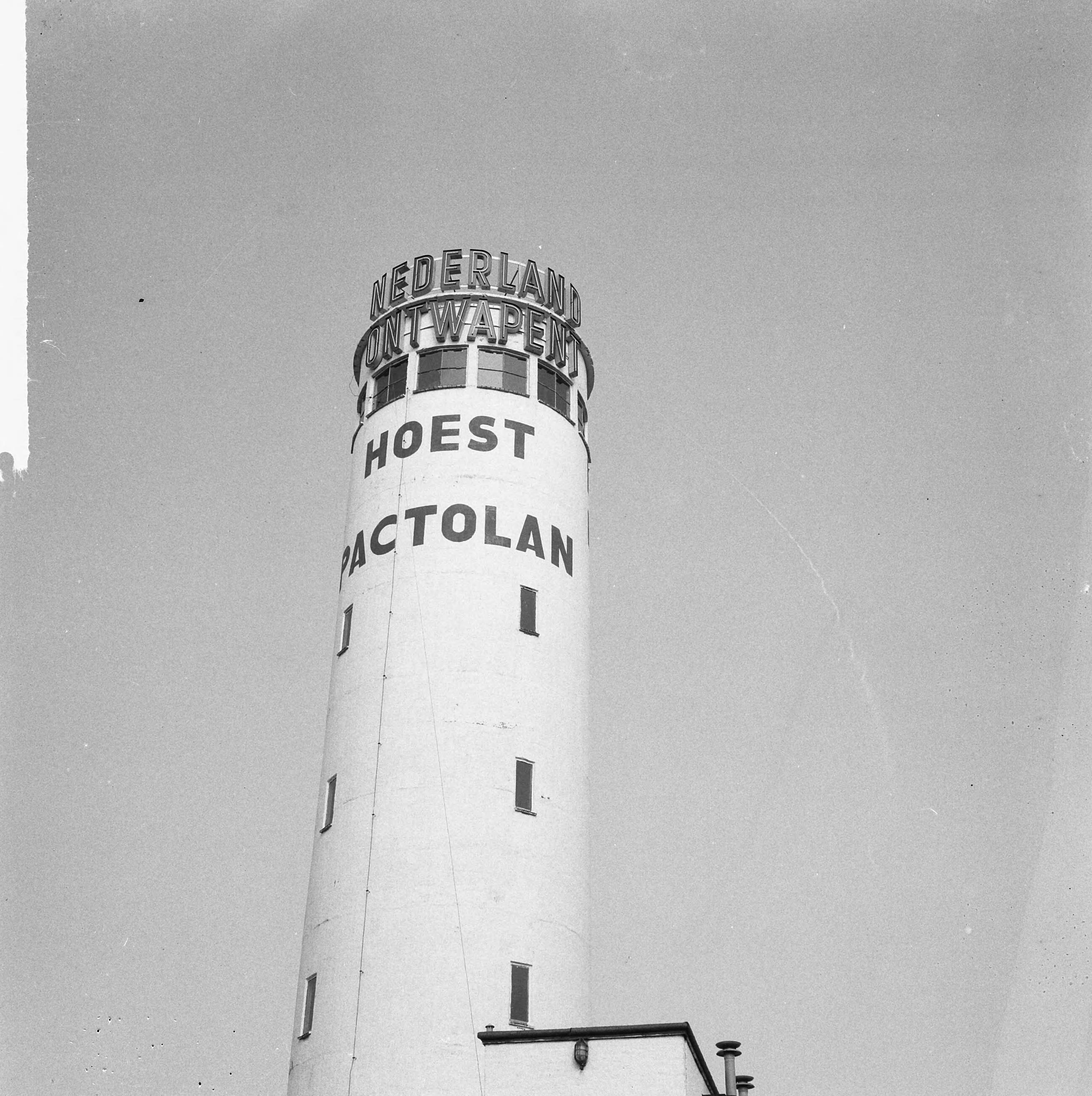 Fotocollectie Anefo — Toren, bij Naarden, met in neon-letters met tekst "Nederland Ontwapent" — Foto: Evers, Joost / Anefo. Licentie: Set B: Rechtenvrij / Publiek Domein. Bron: Nationaal Archief. http://hdl.handle.net/10648/aab9fbd8-d0b4-102d-bcf8-003048976d84