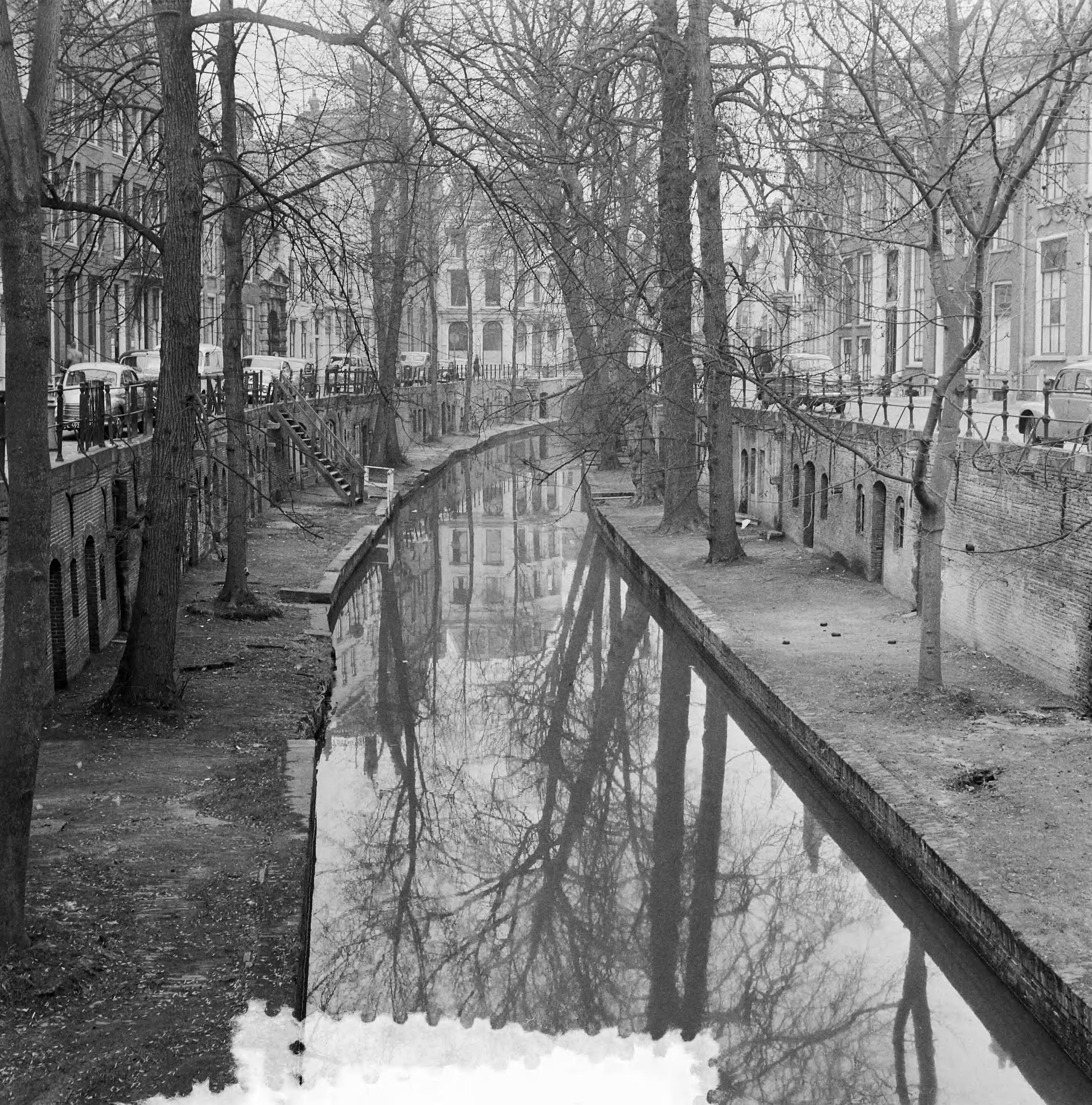 Stadsgezichten Utrecht — Stadsgezichten Utrecht. Werfkelders aan de Nieuwe Gracht — Foto: Noske, J.D. / Anefo. Licentie: Set B: Rechtenvrij / Publiek Domein. Bron: Nationaal Archief. http://hdl.handle.net/10648/a91b7a7c-d0b4-102d-bcf8-003048976d84