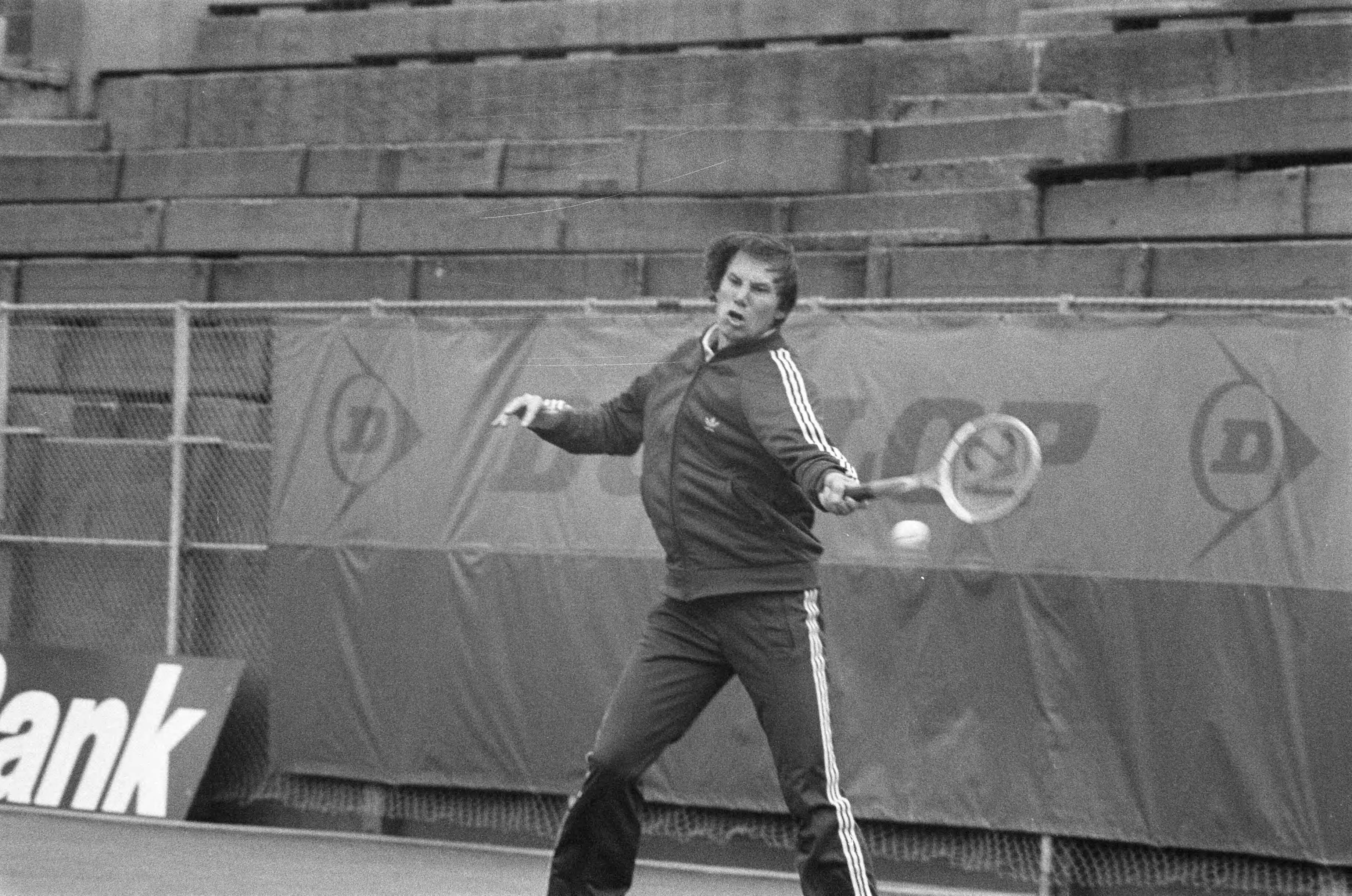 Davic Cup 1977: Nederland-Joegoslavië — De Joegoslavische speler Niki Pilic in training op de banen van de Scheveningse METS — Foto: Croes, Rob C. / Anefo. Licentie: Set B: Rechtenvrij / Publiek Domein. Bron: Nationaal Archief. http://hdl.handle.net/10648/ac9a47f0-d0b4-102d-bcf8-003048976d84