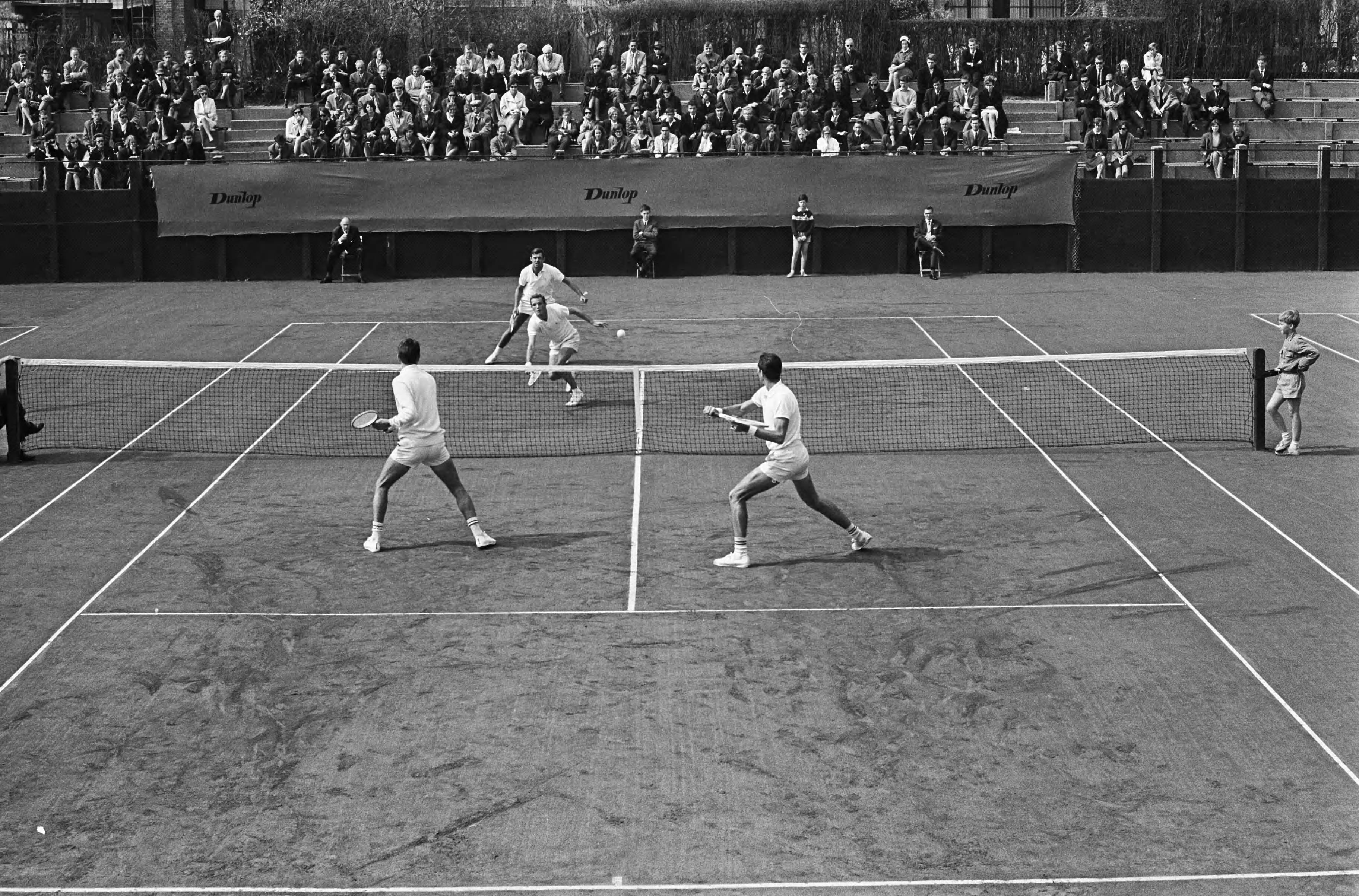 Fotocollectie Anefo — Tennis. Davis Cup wedstrijd Nederland tegen Zuid Afrika op de METS-banen te Scheveningen. Spelmoment herendubbel — Foto: Steinmeier, Hans / Anefo. Licentie: Set B: Rechtenvrij / Publiek Domein. Bron: Nationaal Archief. http://hdl.handle.net/10648/aaa446e4-d0b4-102d-bcf8-003048976d84