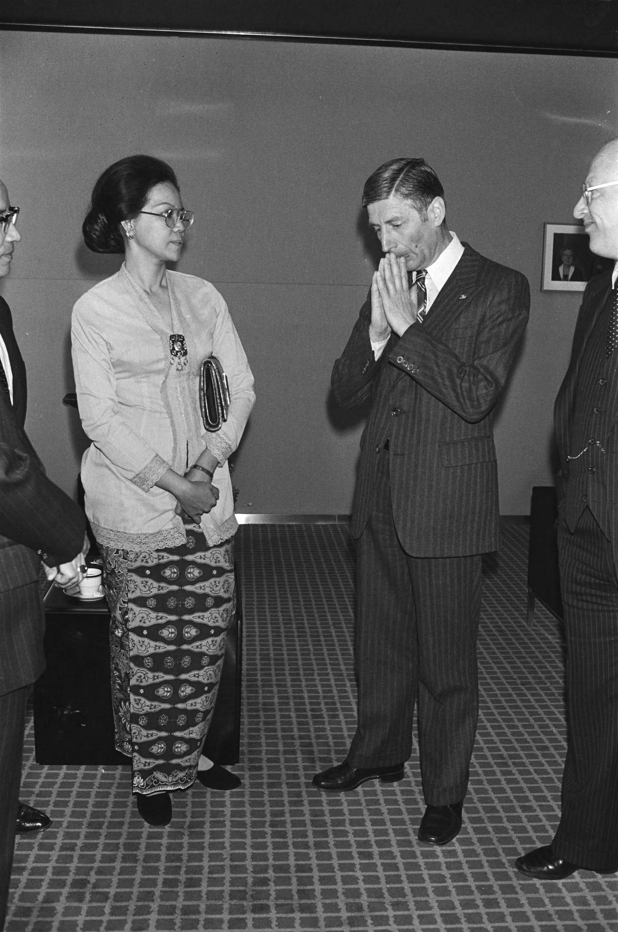 Fotocollectie Anefo — Aankomst premier van Agt op Schiphol na bezoek aan Japan en Indonesie; premier van Agt met de vrouw van de Indonesische pers attache — Foto: Suyk, Koen / Anefo. Licentie: Set B: Rechtenvrij / Publiek Domein. Bron: Nationaal Archief. http://hdl.handle.net/10648/acdf0656-d0b4-102d-bcf8-003048976d84