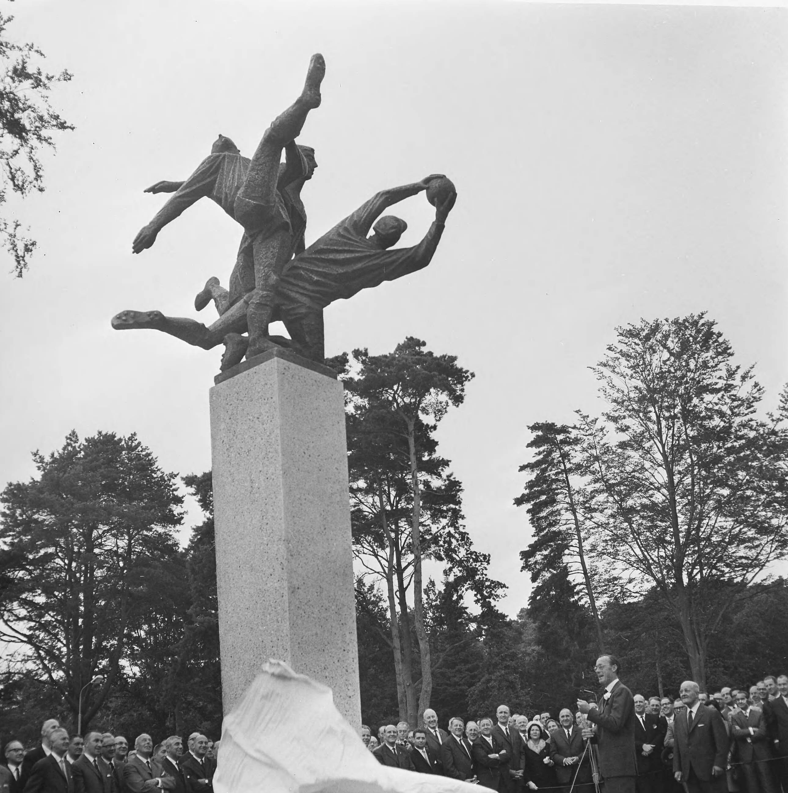 Fotocollectie Anefo — Opening KNVB-sportcentrum te Zeist door prins Bernhard, prins Bernhard onthult het beeld "Voetballers", achter hem KNVB-voorzitter Toon Schröder — Foto: Nijs, Jac. de / Anefo. Licentie: Set B: Rechtenvrij / Publiek Domein. Bron: Nationaal Archief. http://hdl.handle.net/10648/aac0c256-d0b4-102d-bcf8-003048976d84