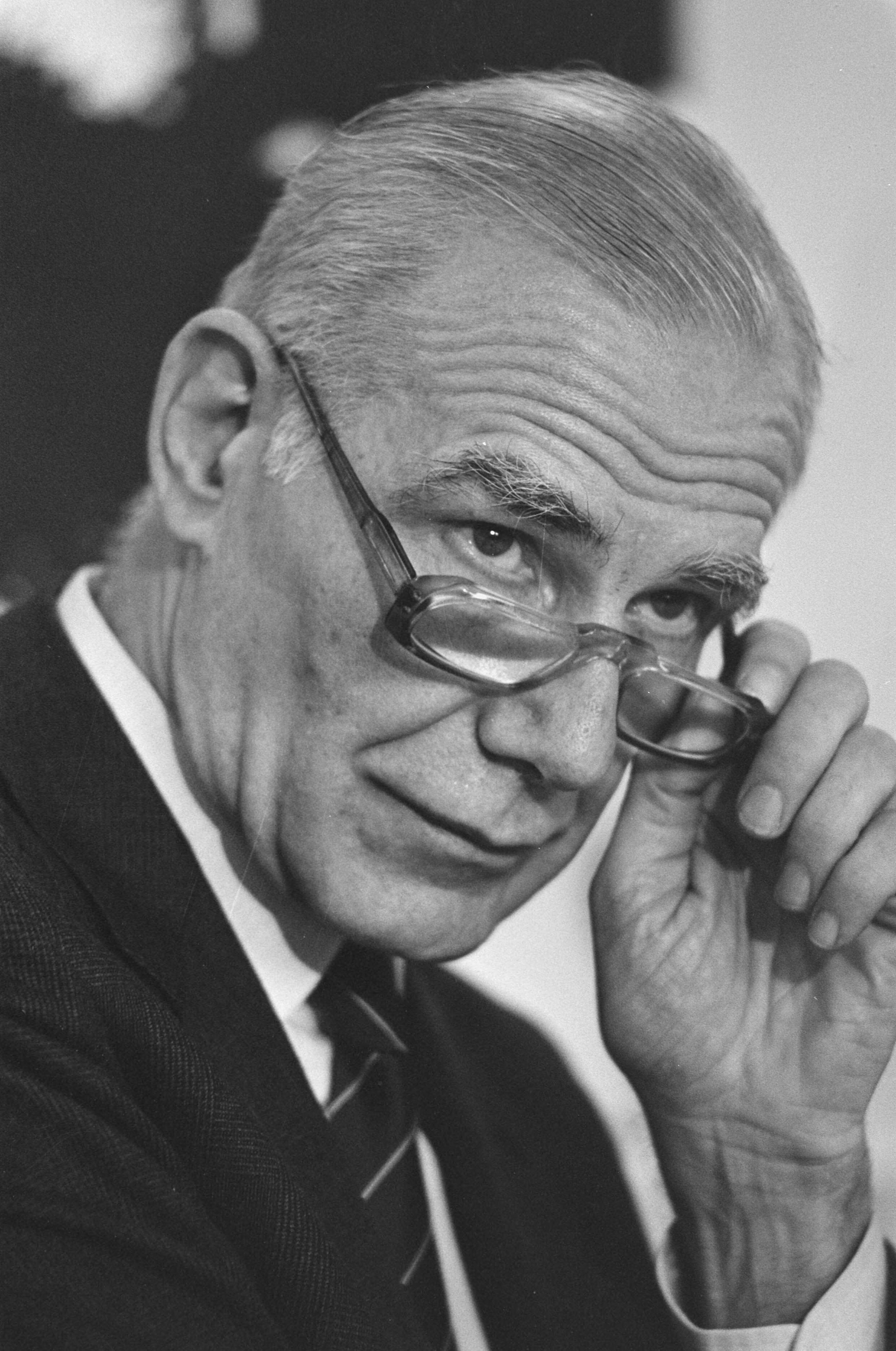 Fotocollectie Anefo — Jaarverslag Algemene Rekenkamer (Den Haag); president Rekenkamer Frans Kordes aan het woord — Foto: Bogaerts, Rob / Anefo. Licentie: Set B: Rechtenvrij / Publiek Domein. Bron: Nationaal Archief. http://hdl.handle.net/10648/ad5e9d1c-d0b4-102d-bcf8-003048976d84
