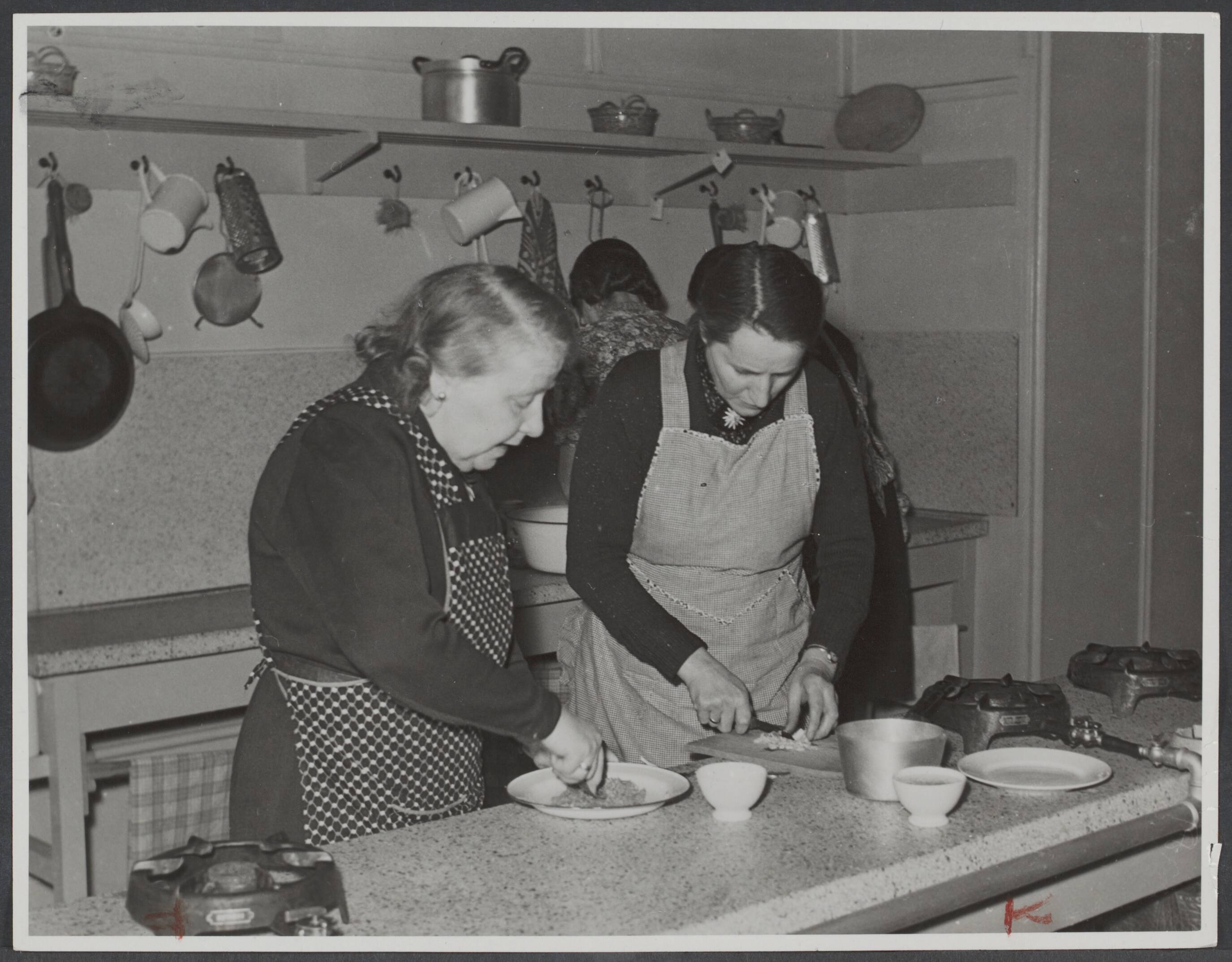 Distributie, voedselvoorziening. — Huishoudelijke voorlichting in Den Haag — Foto: Wal, J.Th. A. van der / Spaarnestad. Licentie: Set B: Rechtenvrij / Publiek Domein. Bron: Nationaal Archief. http://hdl.handle.net/10648/2878a206-a693-e72e-e543-a6257697b18e