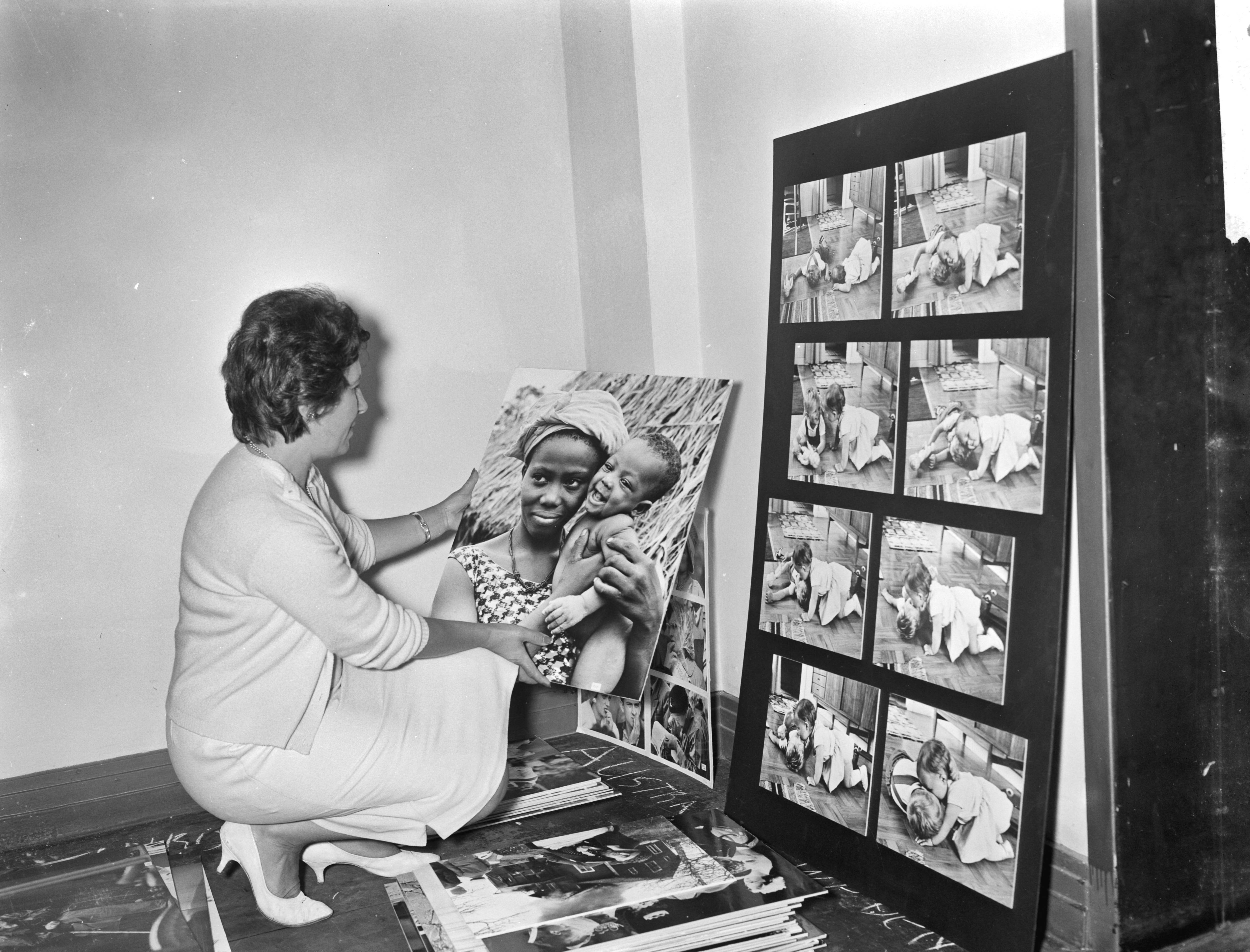 Fotocollectie Anefo — Inrichten tentoonstelling "World Press Photo" in het Gemeentemuseum Den Haag — Foto: Bilsen, Joop van / Anefo. Licentie: Set B: Rechtenvrij / Publiek Domein. Bron: Nationaal Archief. http://hdl.handle.net/10648/a9e3a0ba-d0b4-102d-bcf8-003048976d84