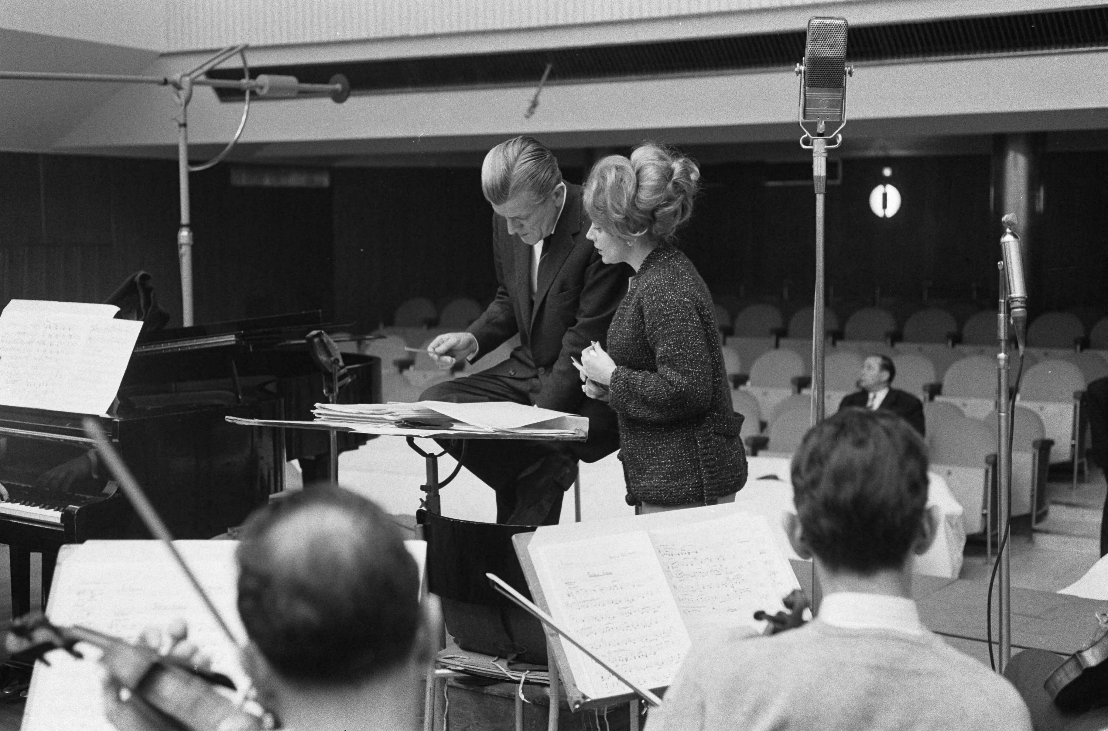 Fotocollectie Anefo — Engelse zangeres Sheila Southern tijdens opnames in de AVRO studio te Hilversum van enkele radioprogramma's die op latere datum worden uitgezonden — Foto: Pot, Harry / Anefo. Licentie: Set B: Rechtenvrij / Publiek Domein. Bron: Nationaal Archief. http://hdl.handle.net/10648/aa2733b6-d0b4-102d-bcf8-003048976d84