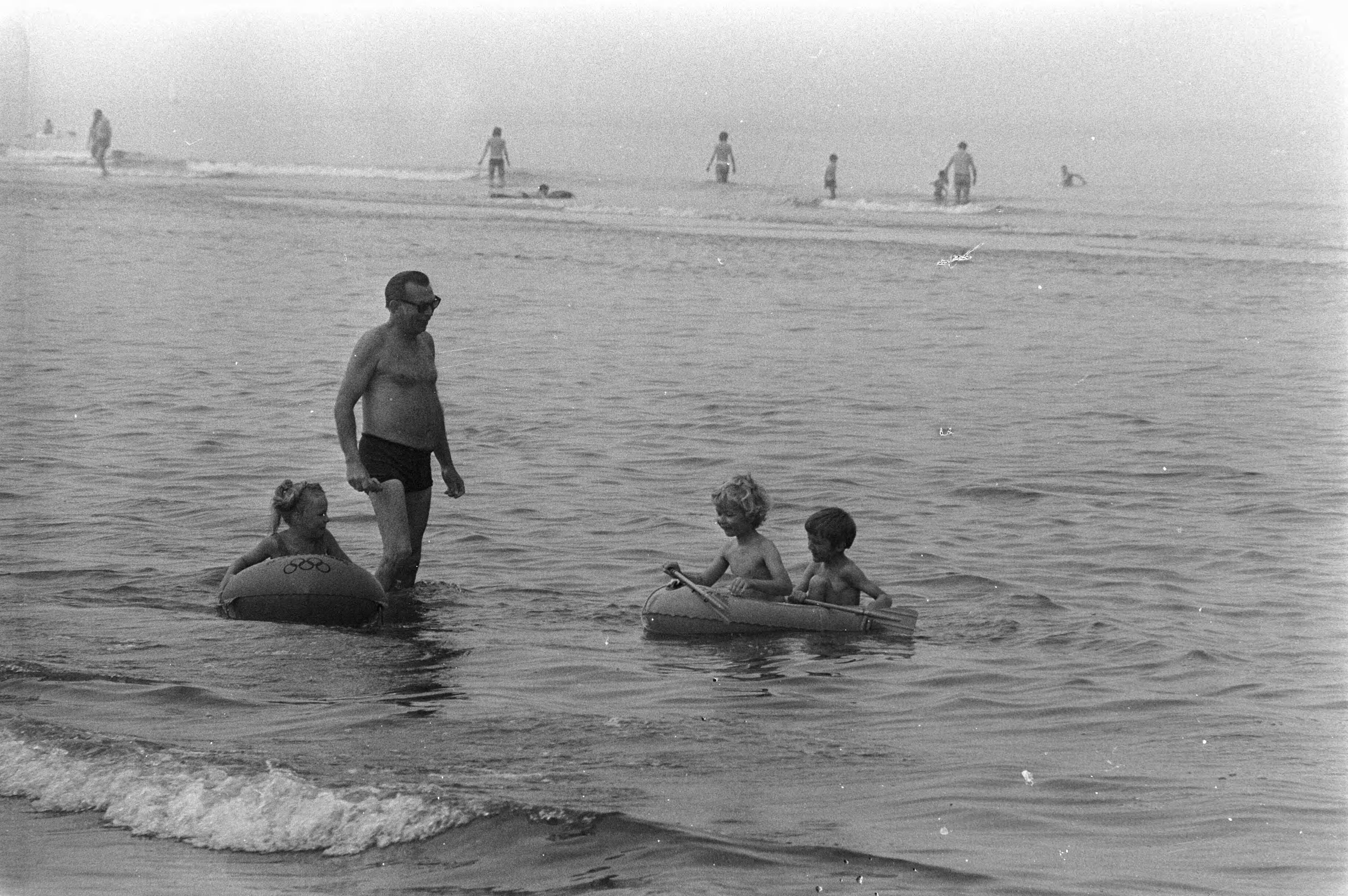 Eerste warme dag van de zomer — Mensen in zee bij Zandvoort — Foto: Verhoeff, Bert / Anefo. Licentie: Set B: Rechtenvrij / Publiek Domein. Bron: Nationaal Archief. http://hdl.handle.net/10648/abedb774-d0b4-102d-bcf8-003048976d84