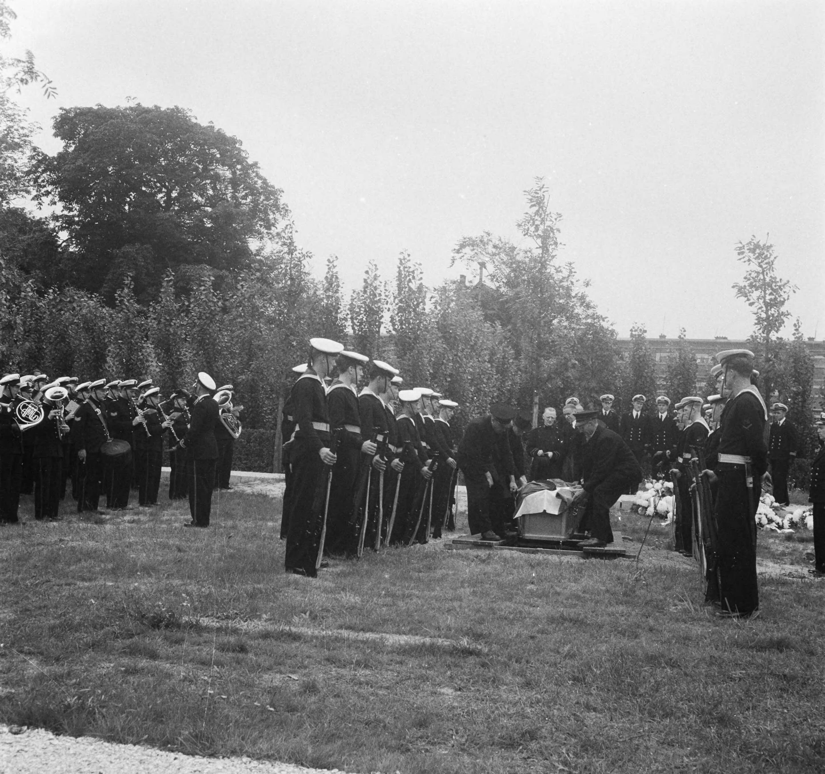 Fotocollectie Anefo — Marine begrafenis van luitenant-ter-zee Van der Werf te Den Haag — Foto: Pot, Harry / Anefo. Licentie: Set B: Rechtenvrij / Publiek Domein. Bron: Nationaal Archief. http://hdl.handle.net/10648/a8eeff4c-d0b4-102d-bcf8-003048976d84