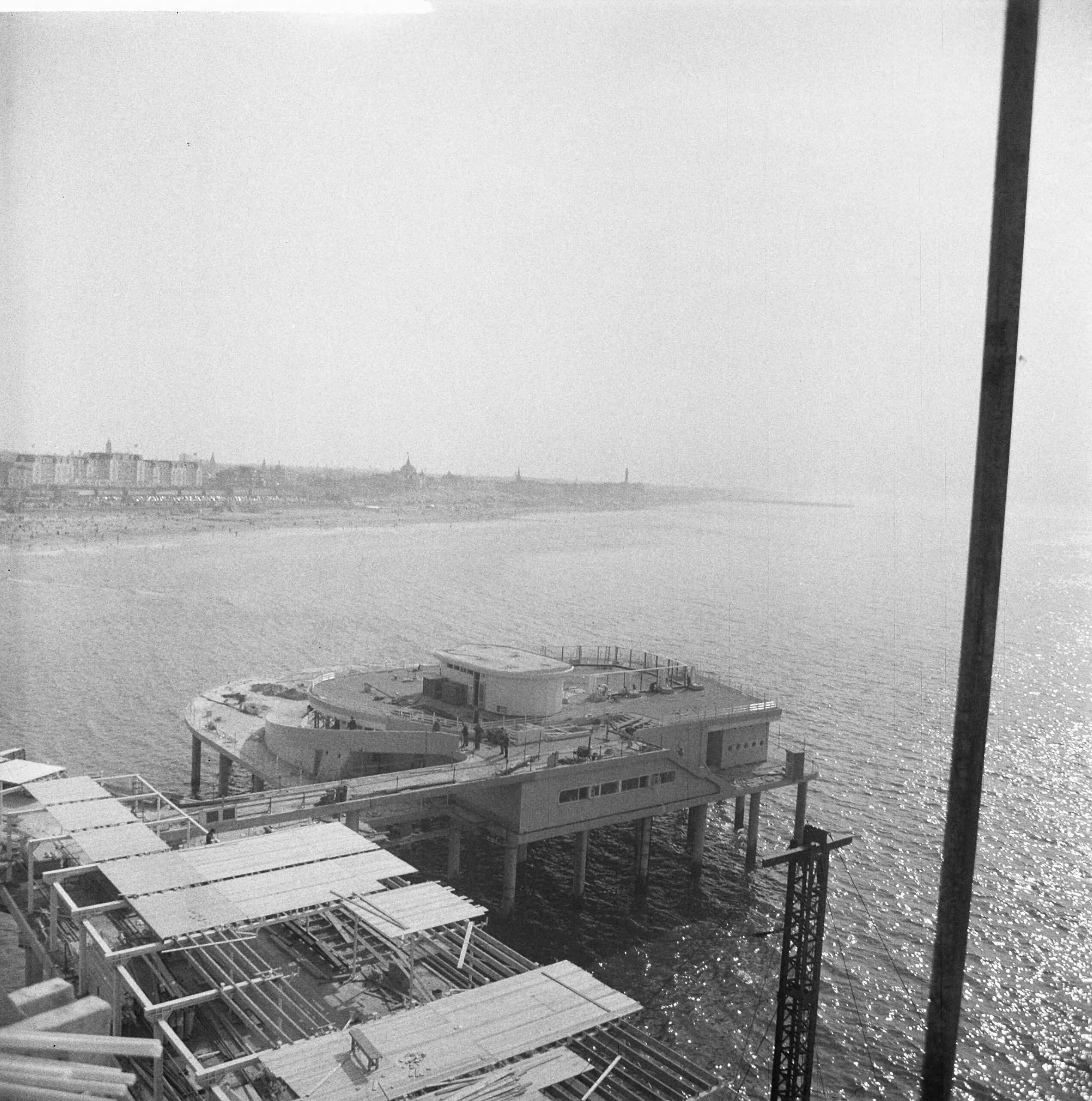 Fotocollectie Anefo — Werkzaamheden Pier te Scheveningen. Overzicht terrein — Foto: Nijs, Jac. de / Anefo. Licentie: Set B: Rechtenvrij / Publiek Domein. Bron: Nationaal Archief. http://hdl.handle.net/10648/a9d0f33e-d0b4-102d-bcf8-003048976d84