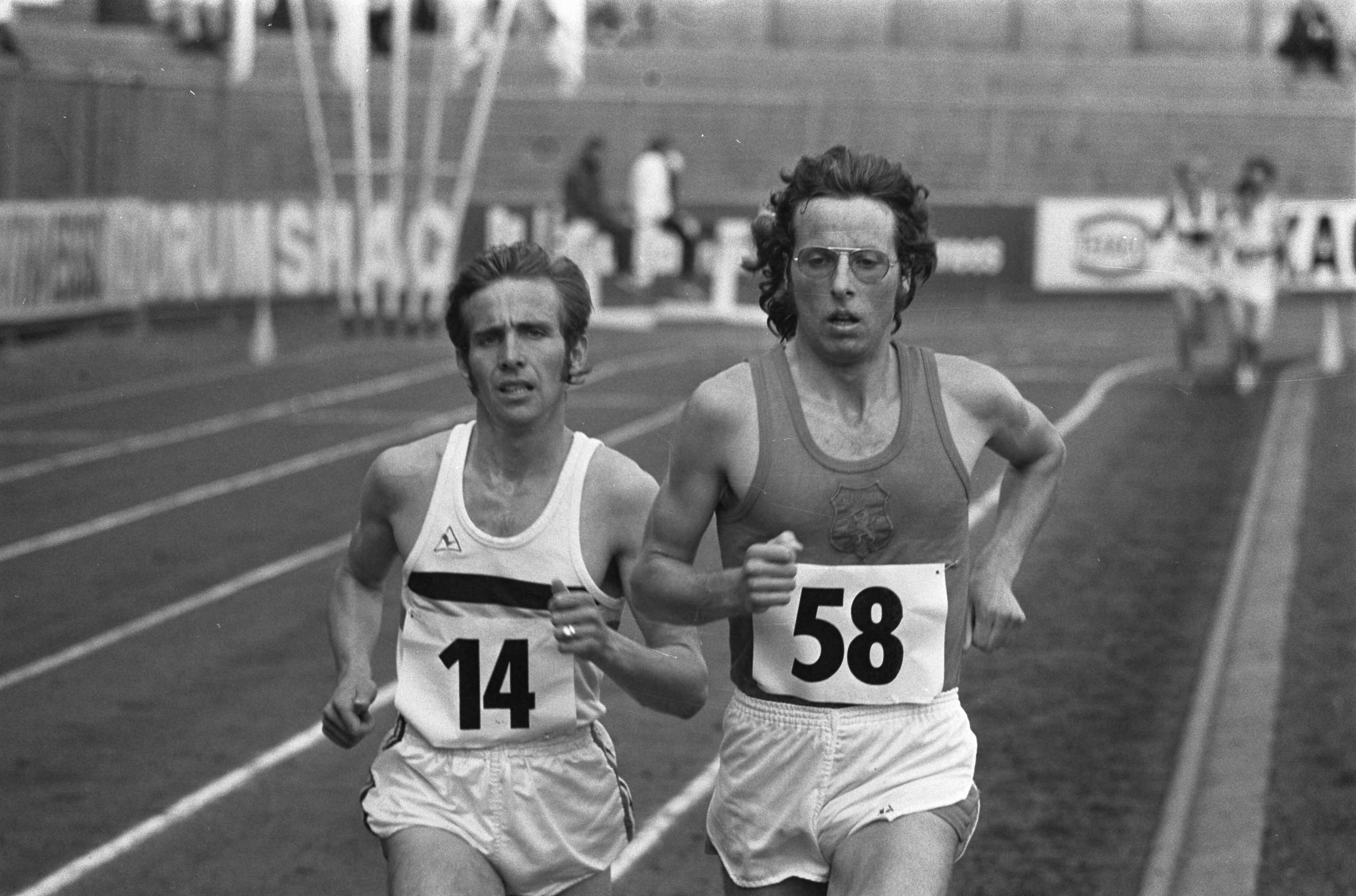 Fotocollectie Anefo — Atletiek-interland Nederland, Belgie en West-Duitsland, heren te Kerkrade, Jos Hermens (nummer 58) en Polleunis (nummer 14) in aktie — Foto: Verhoeff, Bert / Anefo. Licentie: Set B: Rechtenvrij / Publiek Domein. Bron: Nationaal Archief. http://hdl.handle.net/10648/ac32db4c-d0b4-102d-bcf8-003048976d84