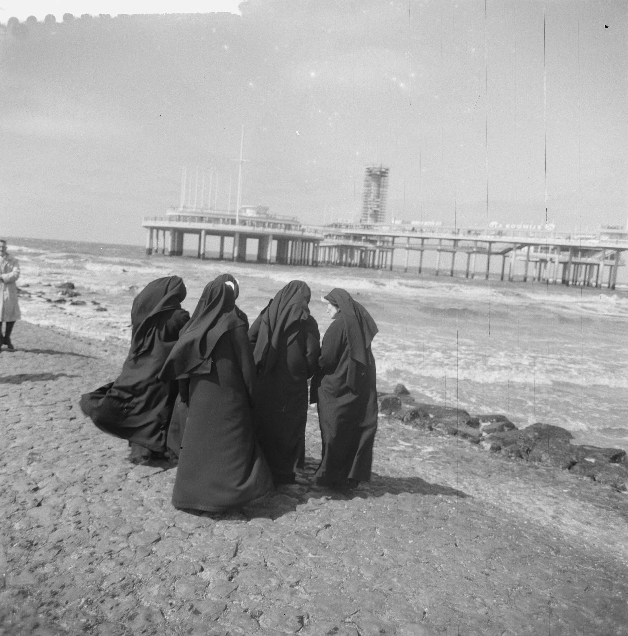 Nieuwe Pier in Scheveningen — Nieuwe Pier in Scheveningen. Nonnetje bij de pier — Foto: Nijs, Jac. de / Anefo. Licentie: Set B: Rechtenvrij / Publiek Domein. Bron: Nationaal Archief. http://hdl.handle.net/10648/a9d5b504-d0b4-102d-bcf8-003048976d84