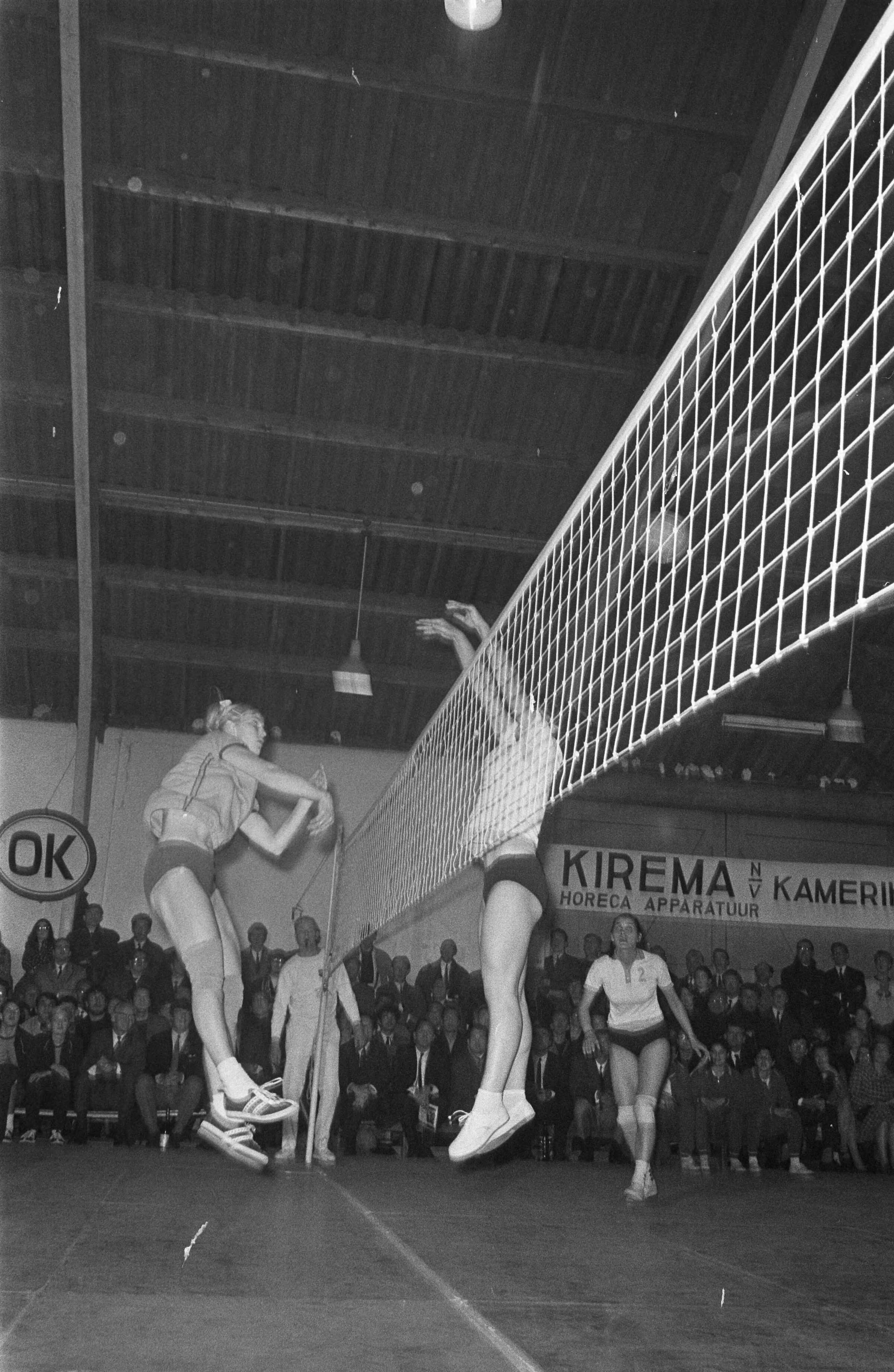 Fotocollectie Anefo — Volleybal Dames, Valboval tegen Akademik Sofia (Bulgarije) om de Europacup te Woerden (derde ronde) spelmomenten — Foto: Koch, Eric / Anefo. Licentie: Set B: Rechtenvrij / Publiek Domein. Bron: Nationaal Archief. http://hdl.handle.net/10648/ab63dd7e-d0b4-102d-bcf8-003048976d84