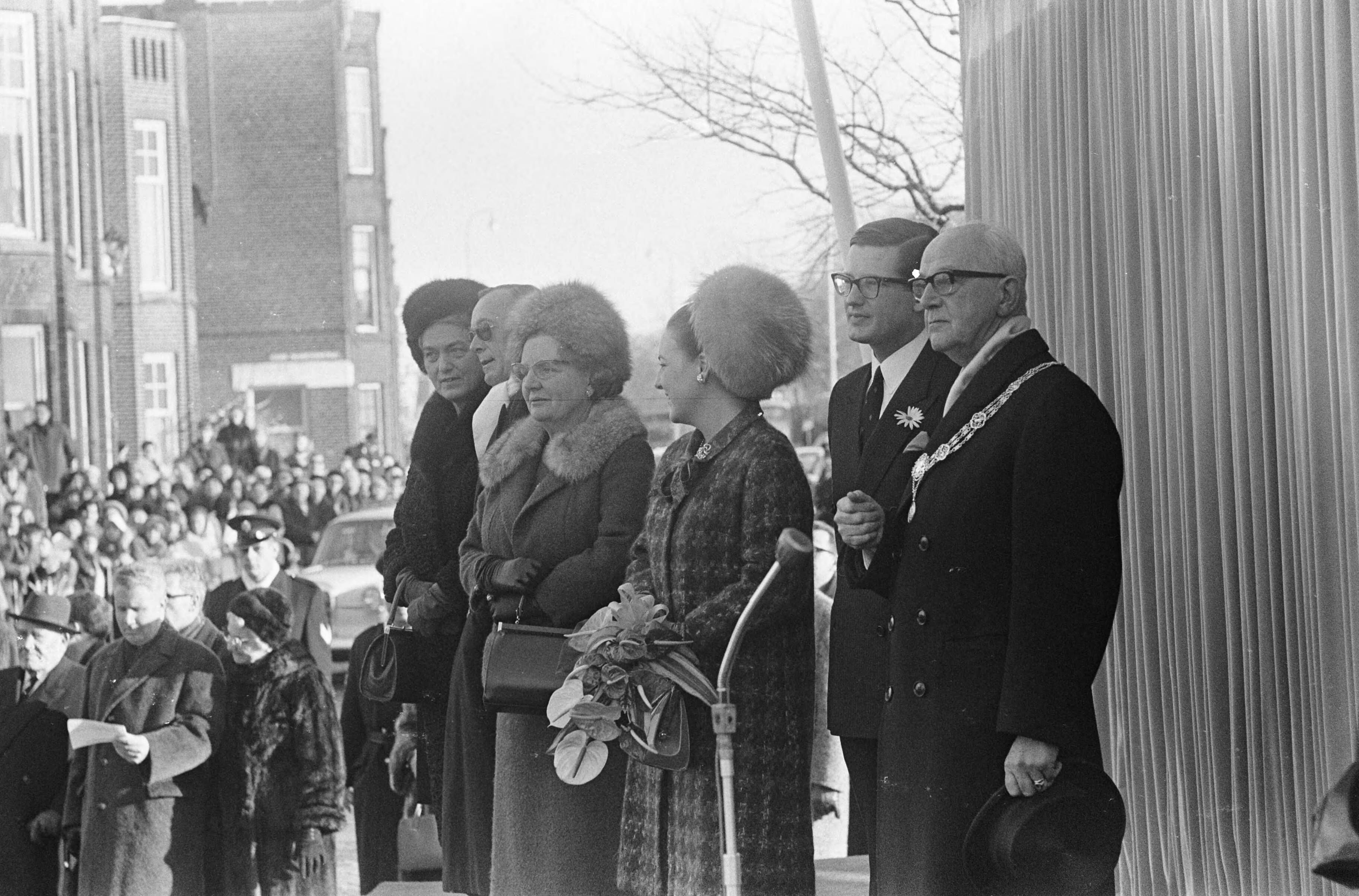 Fotocollectie Anefo — Bruidspaar in Den Haag , bruidspaar en Burgemeester Van Kolfschoten — Foto: Koch, Eric / Anefo. Licentie: Set B: Rechtenvrij / Publiek Domein. Bron: Nationaal Archief. http://hdl.handle.net/10648/ab0b583e-d0b4-102d-bcf8-003048976d84