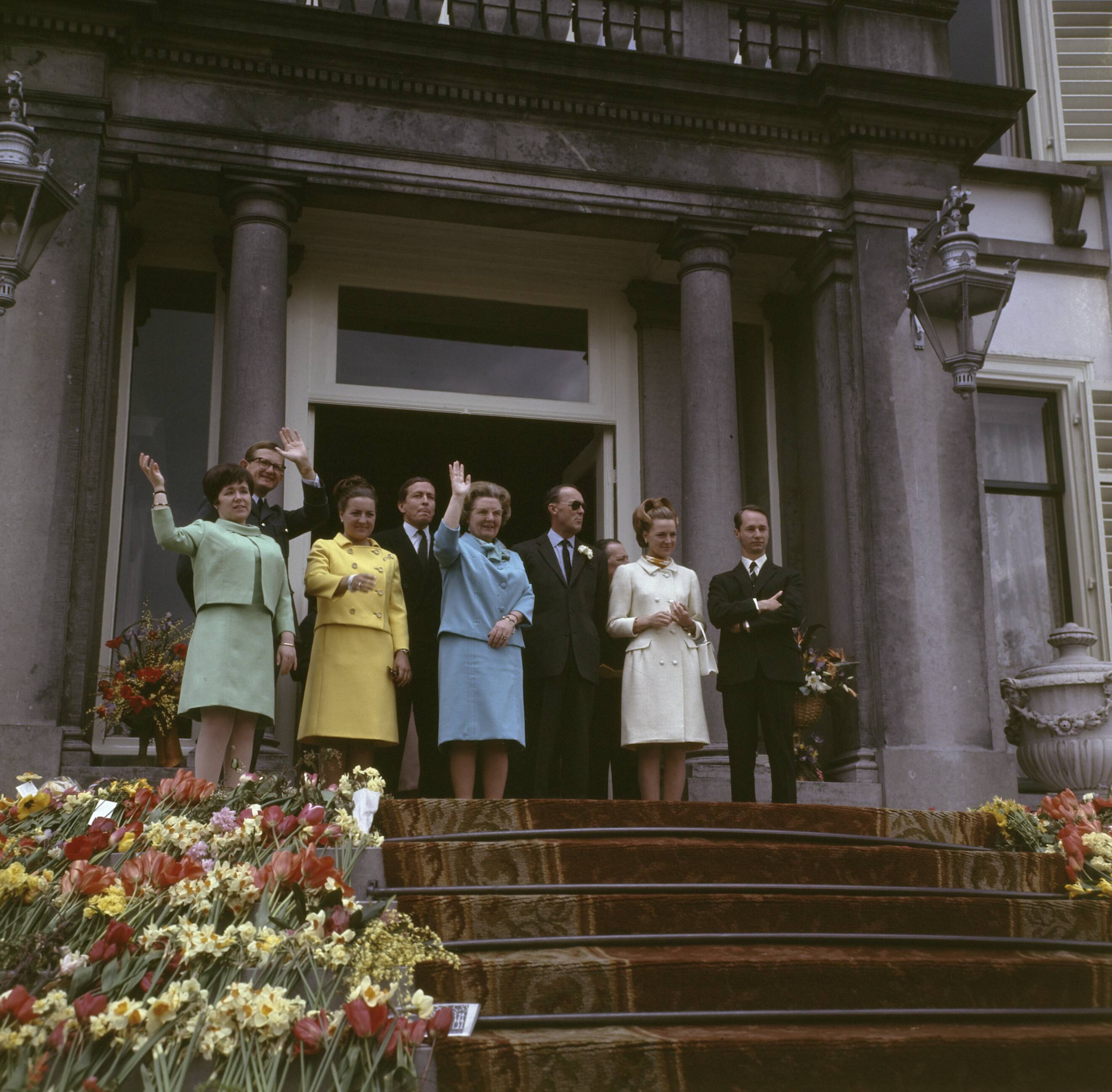 Fotocollectie Anefo — Koninginnedag 1967. Defilé paleis Soestdijk — Foto: Fotograaf Onbekend / Anefo. Licentie: Set B: Rechtenvrij / Publiek Domein. Bron: Nationaal Archief. http://hdl.handle.net/10648/ad8e6ede-d0b4-102d-bcf8-003048976d84