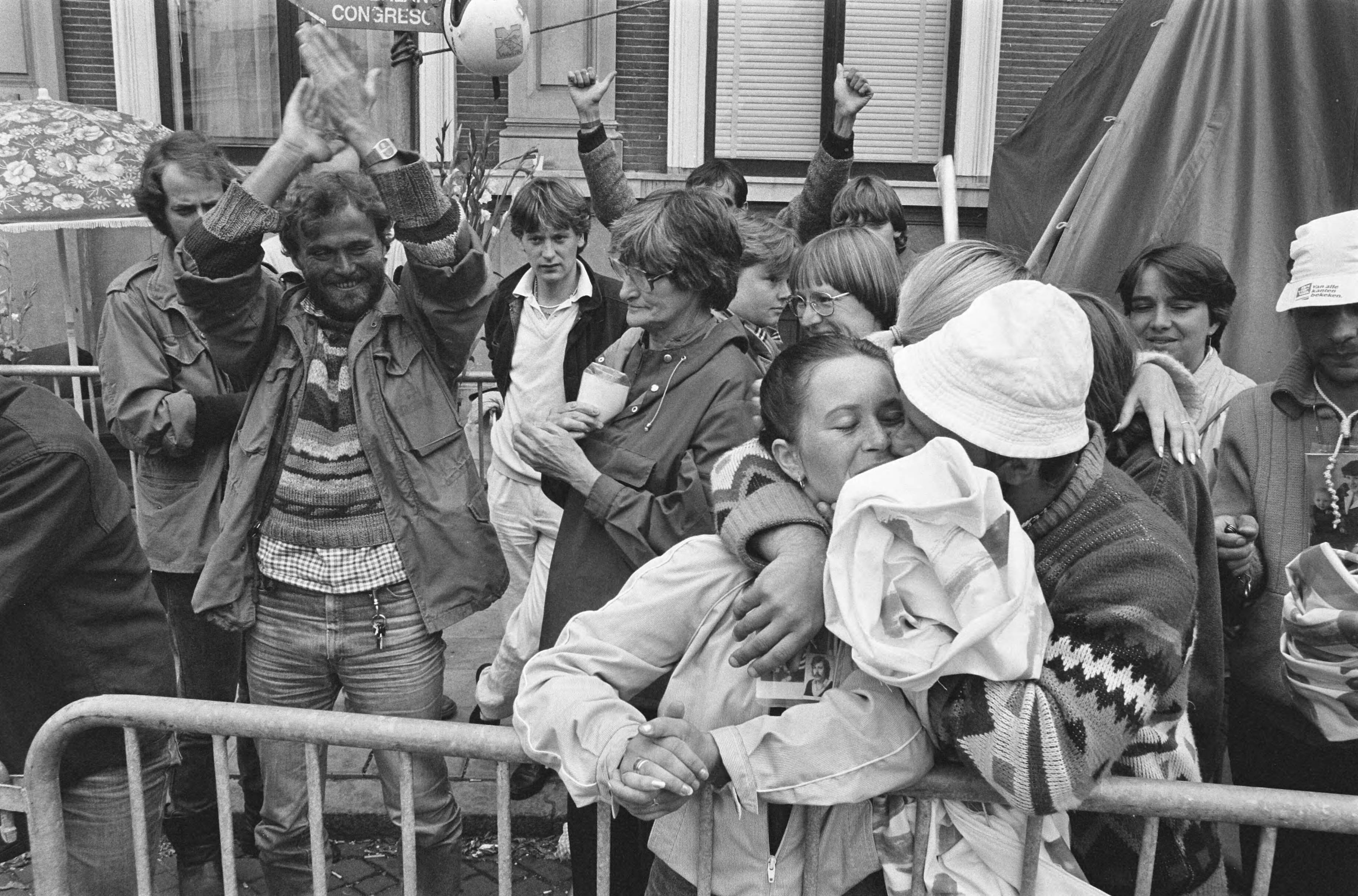 Poolse hongerstakers, die protesteerden tegen het uitblijven van uitreisvisa voor hun nog in Polen verblijvende familieleden, beëindigen hun actie voor de ambassade in Den Haag — Den Haag|Zuid-Holland|vreemdelingenbeleid |vluchtelingen |hongerstakingen |visa — Foto: Croes, Rob C. / Anefo. Licentie: Set B: Rechtenvrij / Publiek Domein. Bron: Nationaal Archief. http://hdl.handle.net/10648/ad2aa1b0-d0b4-102d-bcf8-003048976d84