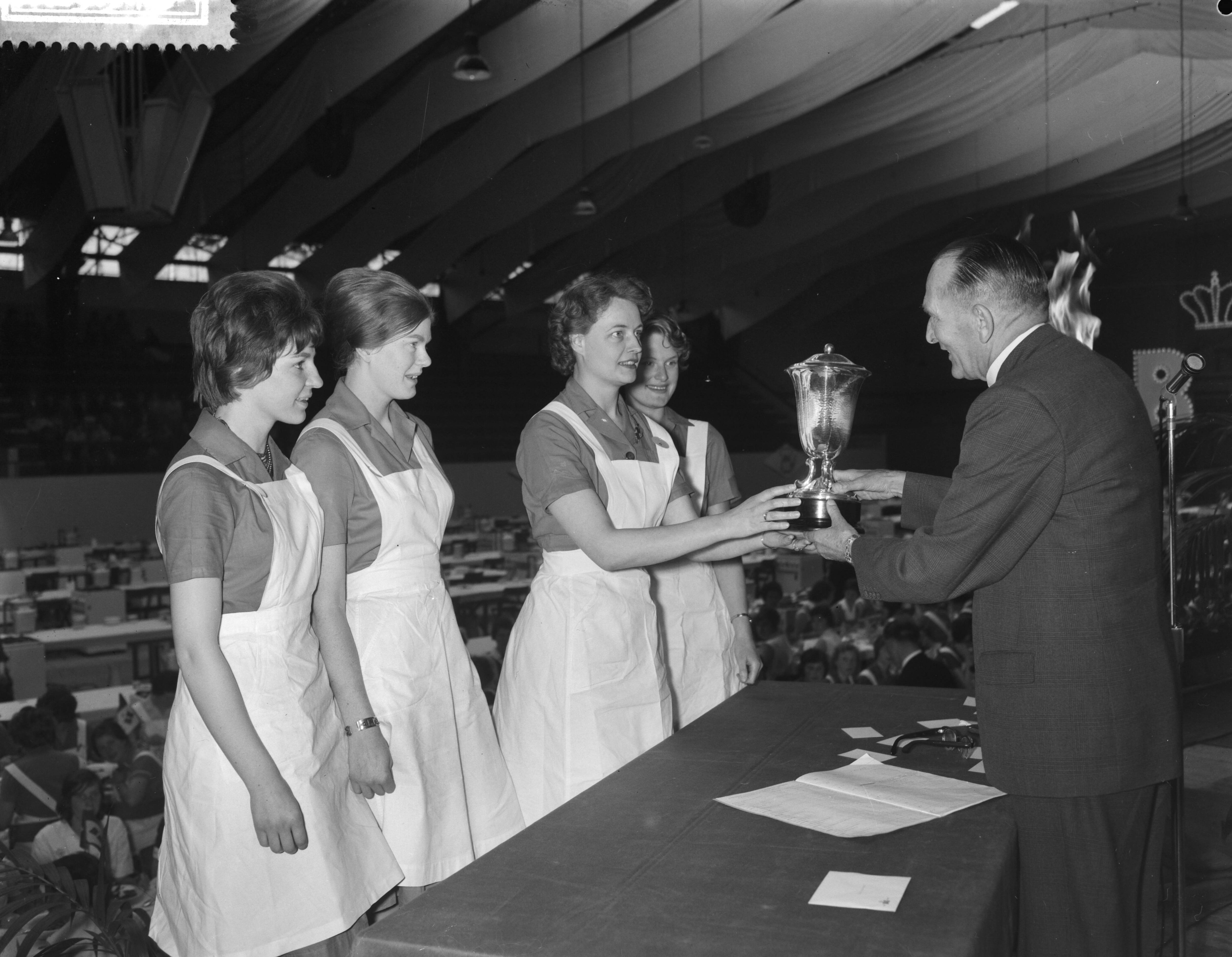 Fotocollectie Anefo — Kookwedstrijden Den Haag (Opdracht B. K. te Kampen) — Foto: Bilsen, Joop van / Anefo. Licentie: Set B: Rechtenvrij / Publiek Domein. Bron: Nationaal Archief. http://hdl.handle.net/10648/a9d29108-d0b4-102d-bcf8-003048976d84