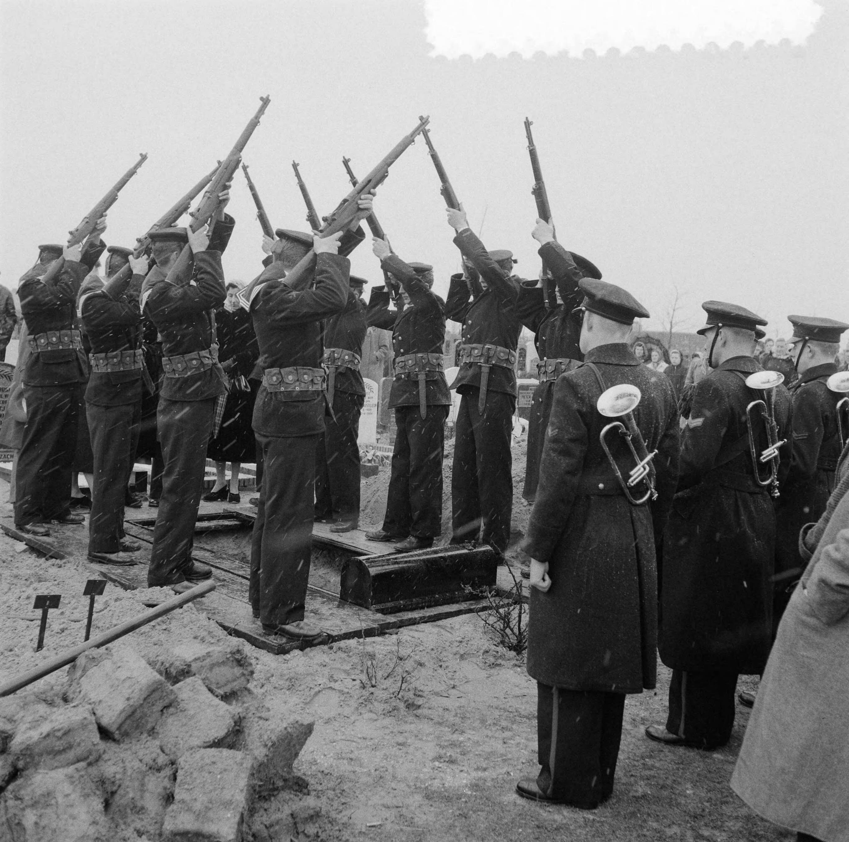 Fotocollectie Anefo — Marinebegrafenis van sergeant-kok W. Bouwman te Vlissingen — Foto: Behrens, Herbert F. / Anefo. Licentie: Set B: Rechtenvrij / Publiek Domein. Bron: Nationaal Archief. http://hdl.handle.net/10648/a958ae56-d0b4-102d-bcf8-003048976d84
