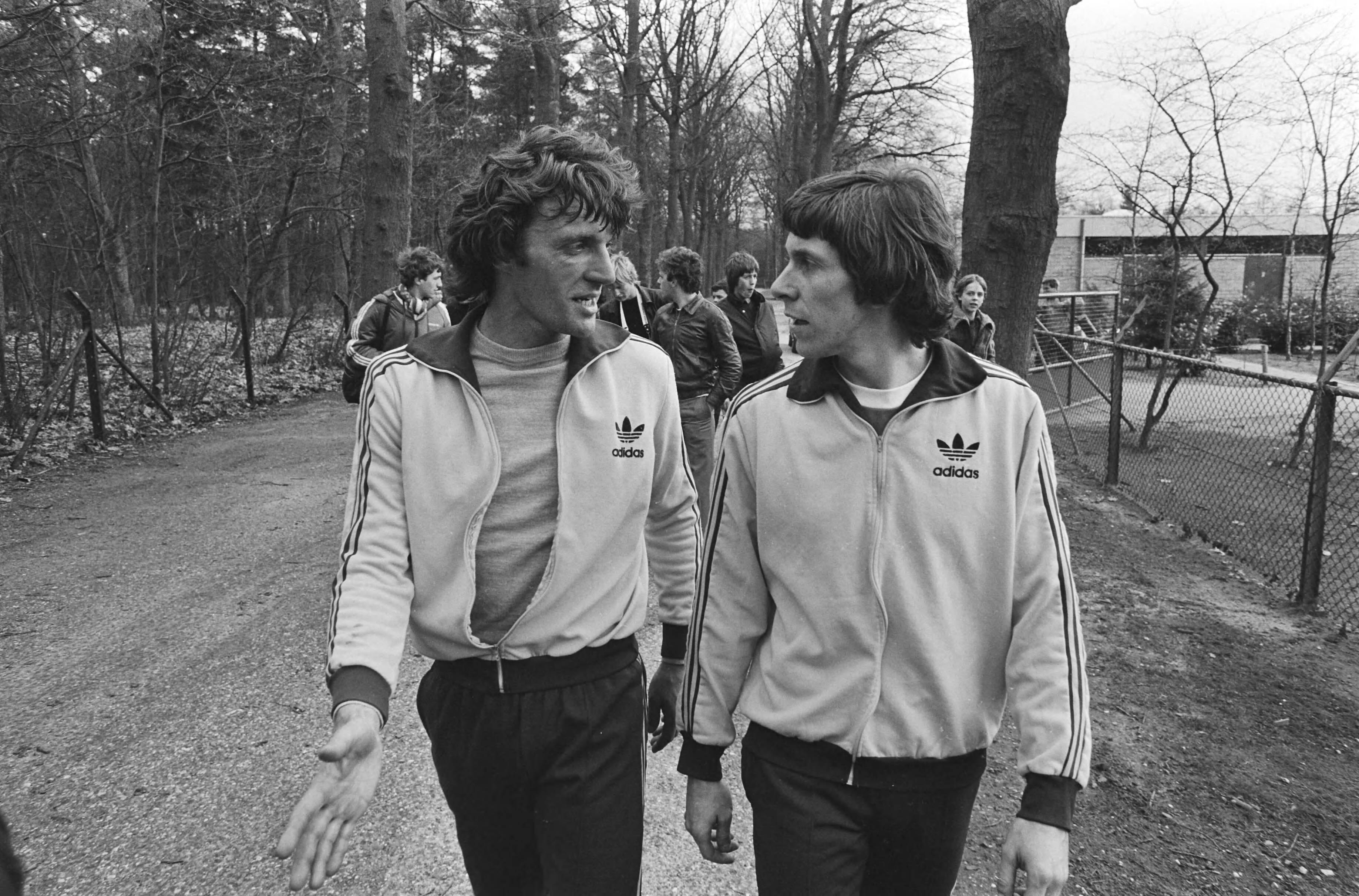Fotocollectie Anefo — Training Nederlands elftal in Zeist i.v.m. wedstrijd tegen Frankrijk, spelers verlaten het veld met voorop Ruud Krol (l) en Arnold Mühren (r) — Foto: Antonisse, Marcel / Anefo. Licentie: Set B: Rechtenvrij / Publiek Domein. Bron: Nationaal Archief. http://hdl.handle.net/10648/acf7e9dc-d0b4-102d-bcf8-003048976d84