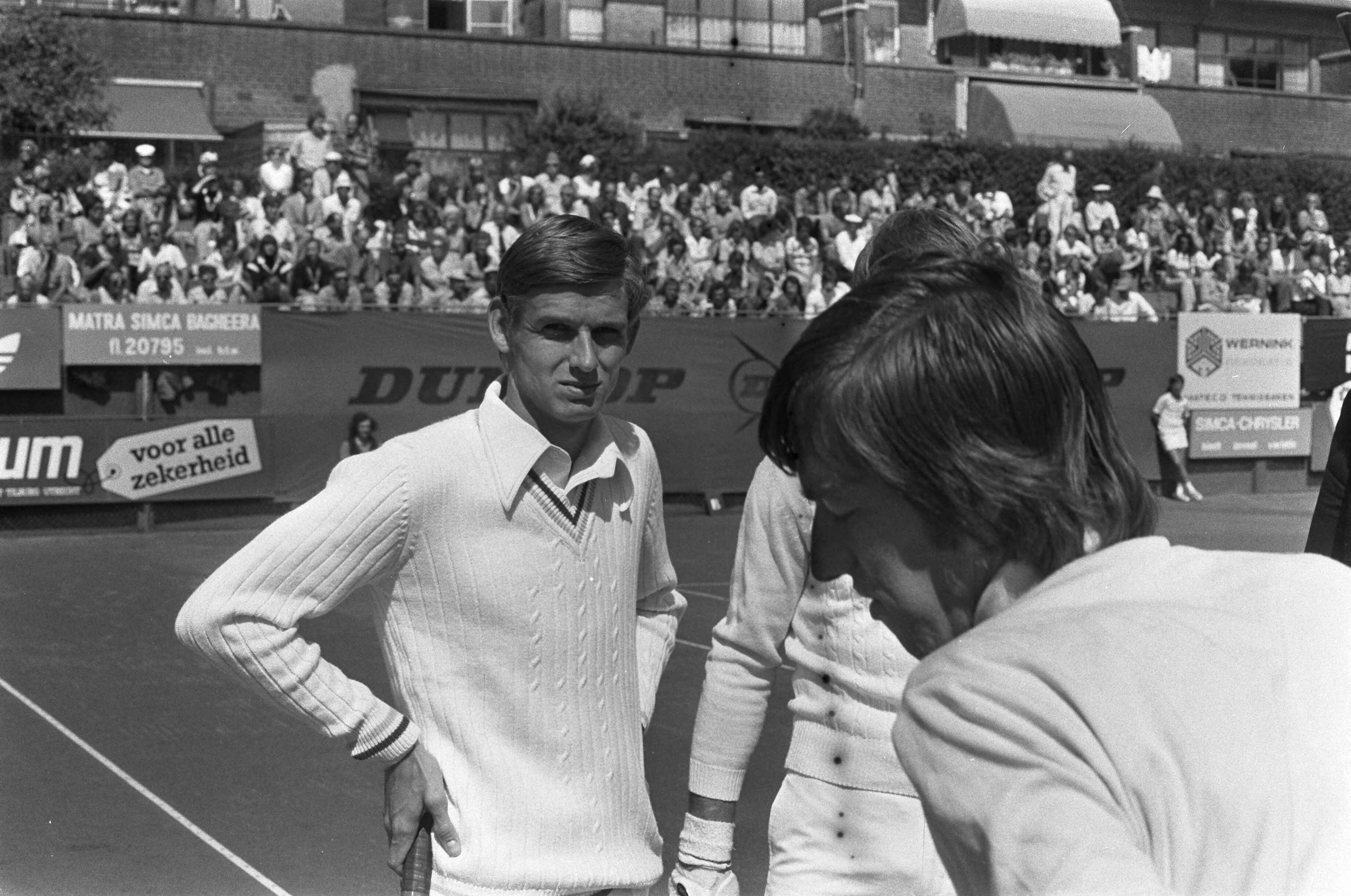 De finale van de Nationale tenniskampioenschappen op de METS-banen 1975 — Sanders (ll) en Hemmes tijdens een pauze — Foto: Croes, Rob C. / Anefo. Licentie: Set B: Rechtenvrij / Publiek Domein. Bron: Nationaal Archief. http://hdl.handle.net/10648/ac6ff2a2-d0b4-102d-bcf8-003048976d84