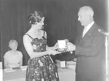 Fotocollectie Anefo — Uitreiking van de toneelprijzen 1958-1959 in de Stadsschouwburg te Haarlem, Ina van Faassen en burgemeester Cremers — Foto: Bilsen, Joop van / Anefo. Licentie: Set B: Rechtenvrij / Publiek Domein. Bron: Nationaal Archief. http://hdl.handle.net/10648/a9953f74-d0b4-102d-bcf8-003048976d84