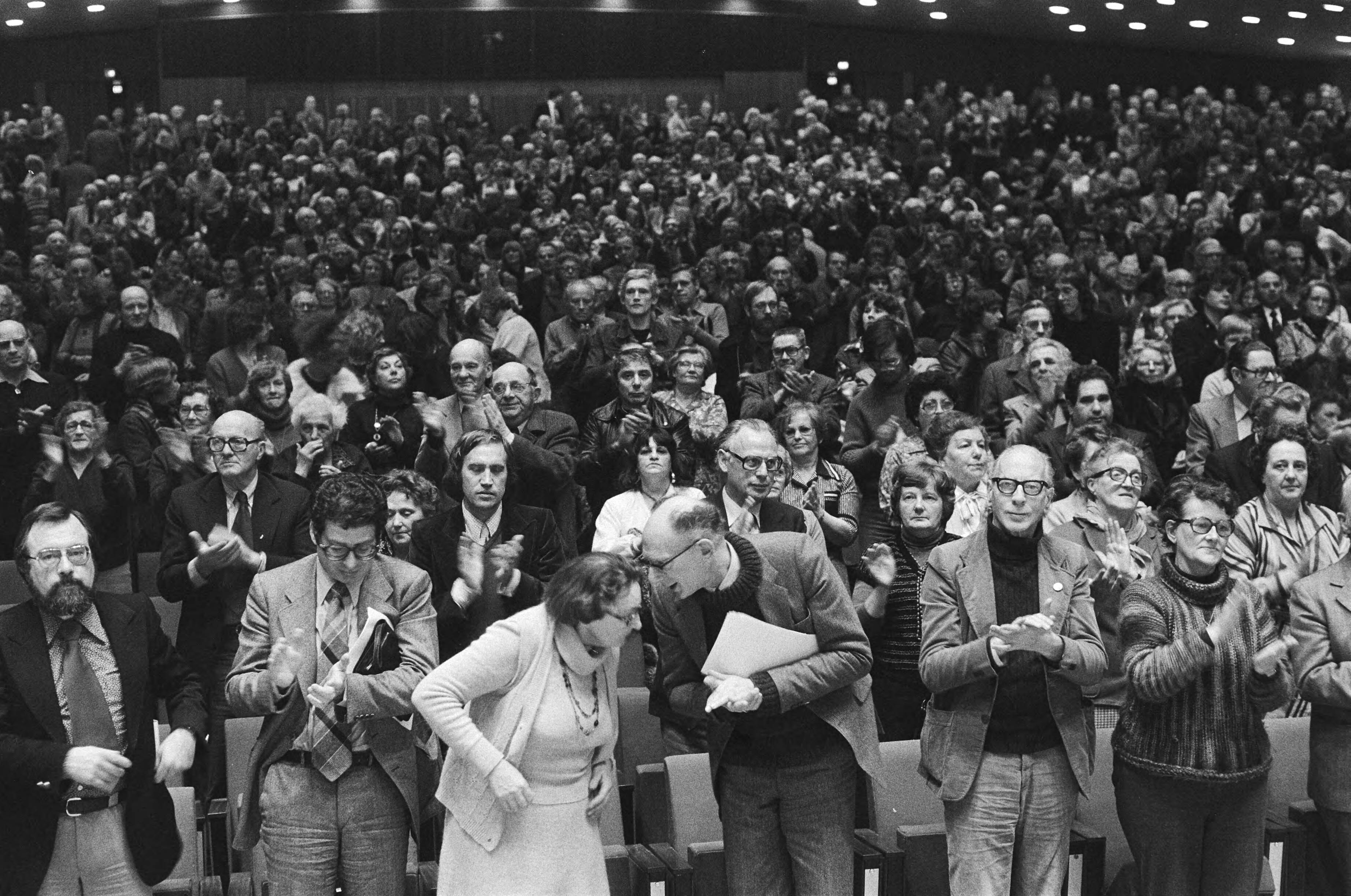 Fotocollectie Anefo — Manifestatie en stille tocht tegen vrijlating Menten Den Haag — Foto: Verhoeff, Bert / Anefo. Licentie: Set B: Rechtenvrij / Publiek Domein. Bron: Nationaal Archief. http://hdl.handle.net/10648/acc19b20-d0b4-102d-bcf8-003048976d84