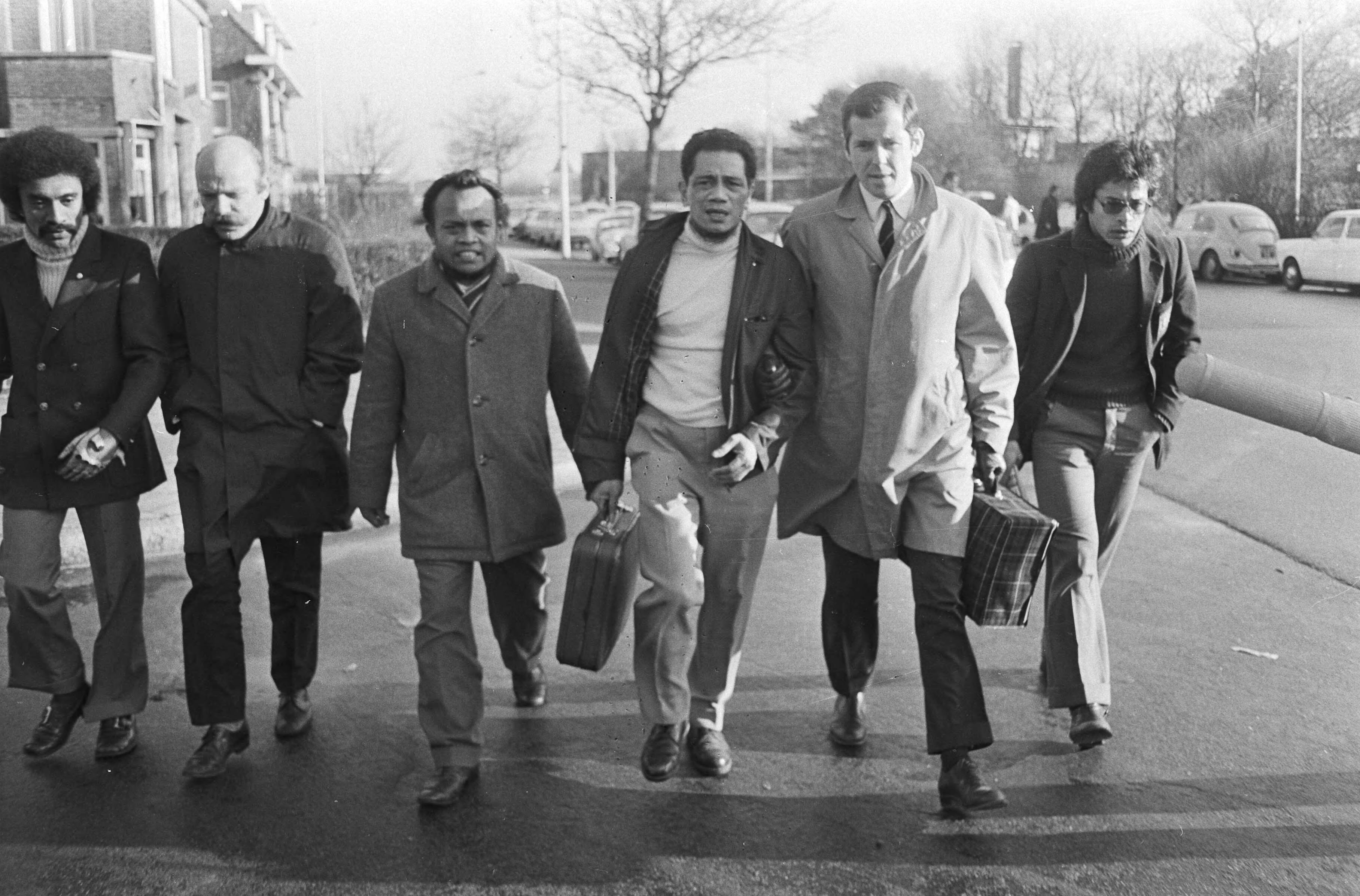 Fotocollectie Anefo — Proces tegen Zuidmolukkers die woning Indonesische amb. bezet hebben in Den Haag; Paul T. verlaat gevangenis en zijn advocaat — Foto: Peters, Hans / Anefo. Licentie: Set B: Rechtenvrij / Publiek Domein. Bron: Nationaal Archief. http://hdl.handle.net/10648/abb0b360-d0b4-102d-bcf8-003048976d84