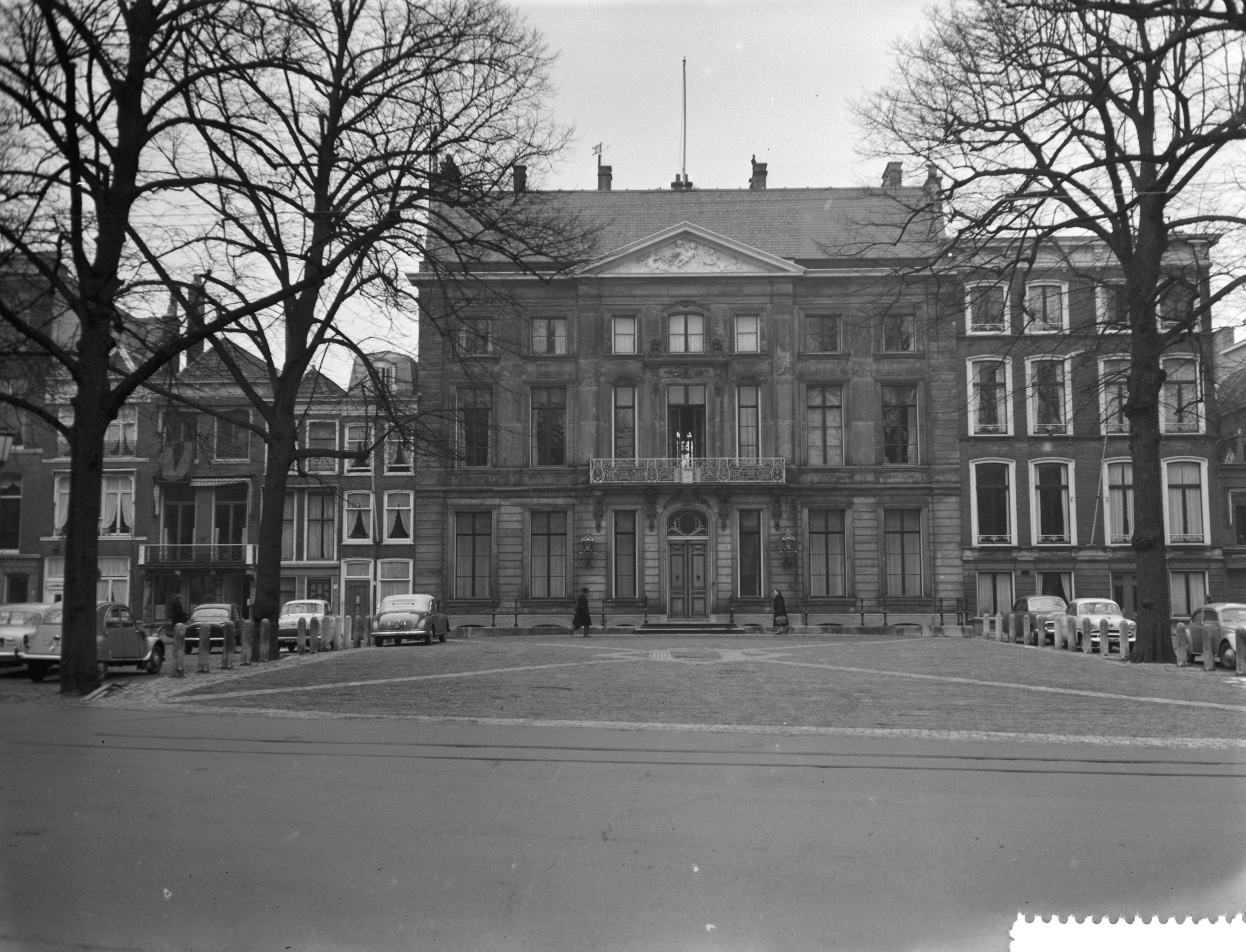Fotocollectie Anefo — Paleis "Lange Voorhout" in Den Haag — Foto: Rossem, Wim van / Anefo. Licentie: Set B: Rechtenvrij / Publiek Domein. Bron: Nationaal Archief. http://hdl.handle.net/10648/a976ab86-d0b4-102d-bcf8-003048976d84
