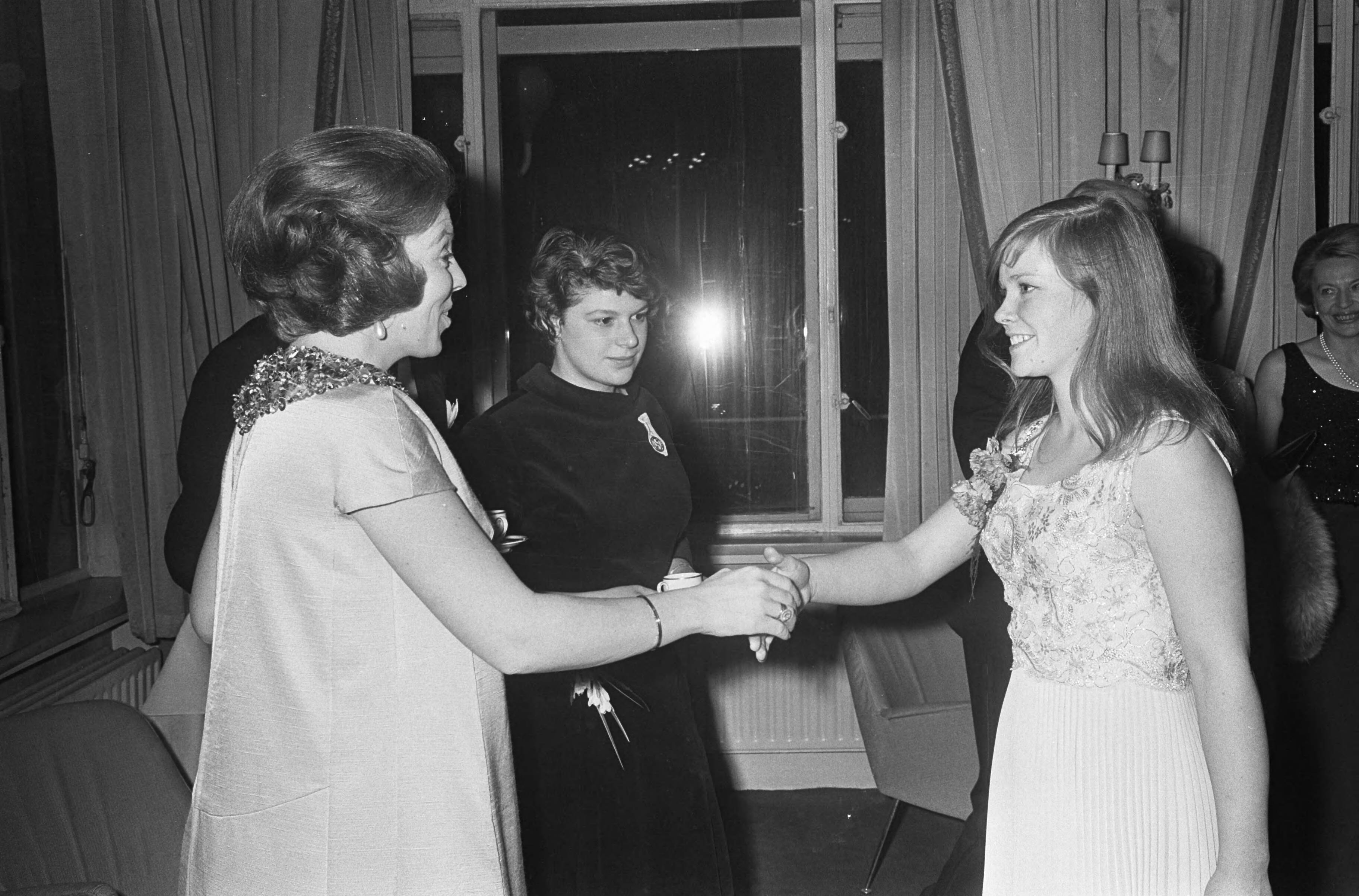 Fotocollectie Anefo — Prinses Beatrix en prins Claus bij Gala-concert Nederlands Studenten Orkest te Scheveningen, 12 prinses Beatrix en Emmy Verhey — Foto: Koch, Eric / Anefo. Licentie: Set B: Rechtenvrij / Publiek Domein. Bron: Nationaal Archief. http://hdl.handle.net/10648/ab0db0fc-d0b4-102d-bcf8-003048976d84