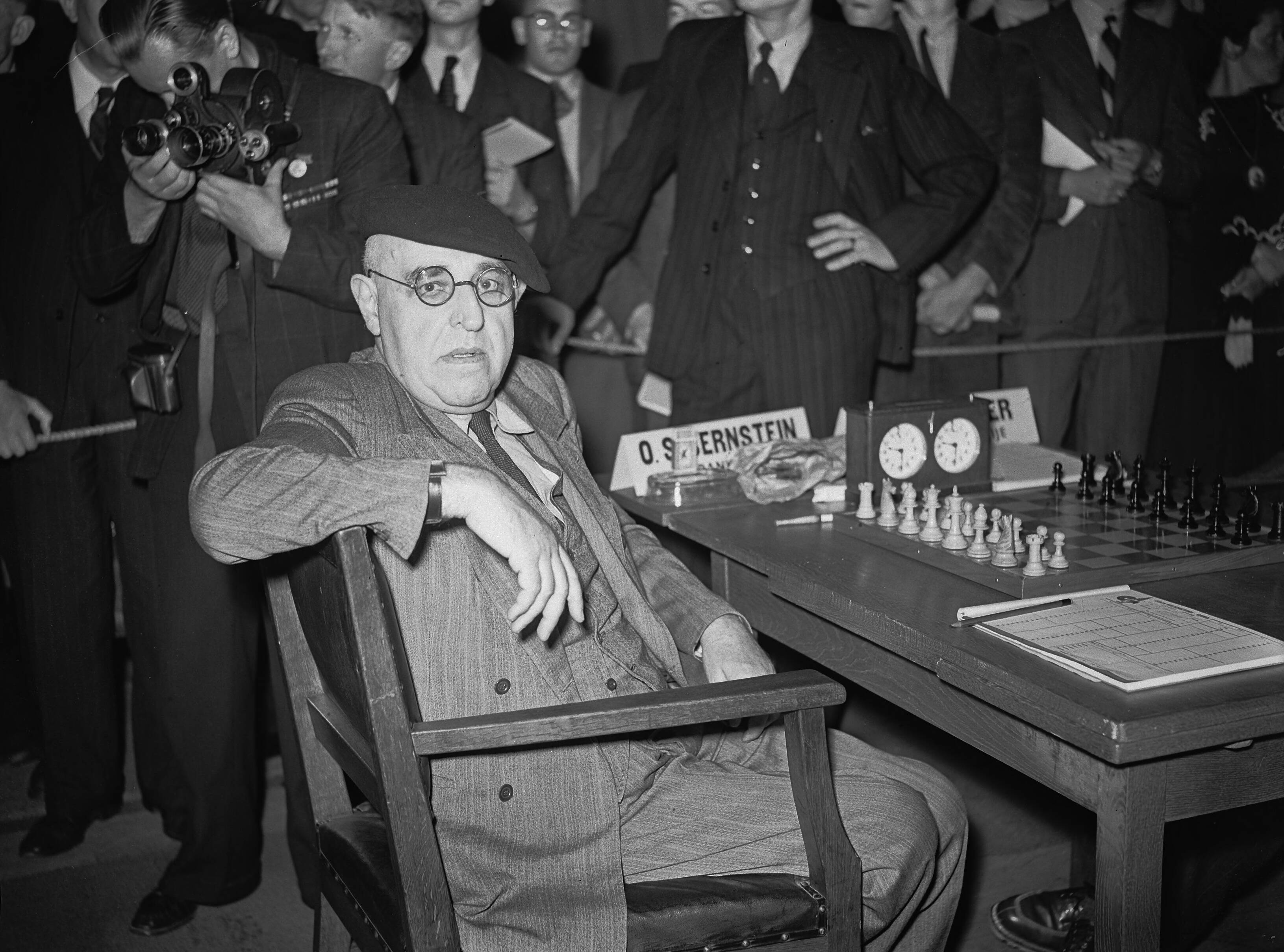 Fotocollectie Anefo — Staunton Wereldschaaktoernooi te Groningen [1e ronde. Ossip Bernstein (Frankrijk) — Foto: Fotograaf Onbekend / Anefo. Licentie: Set B: Rechtenvrij / Publiek Domein. Bron: Nationaal Archief. http://hdl.handle.net/10648/a8a15fbc-d0b4-102d-bcf8-003048976d84