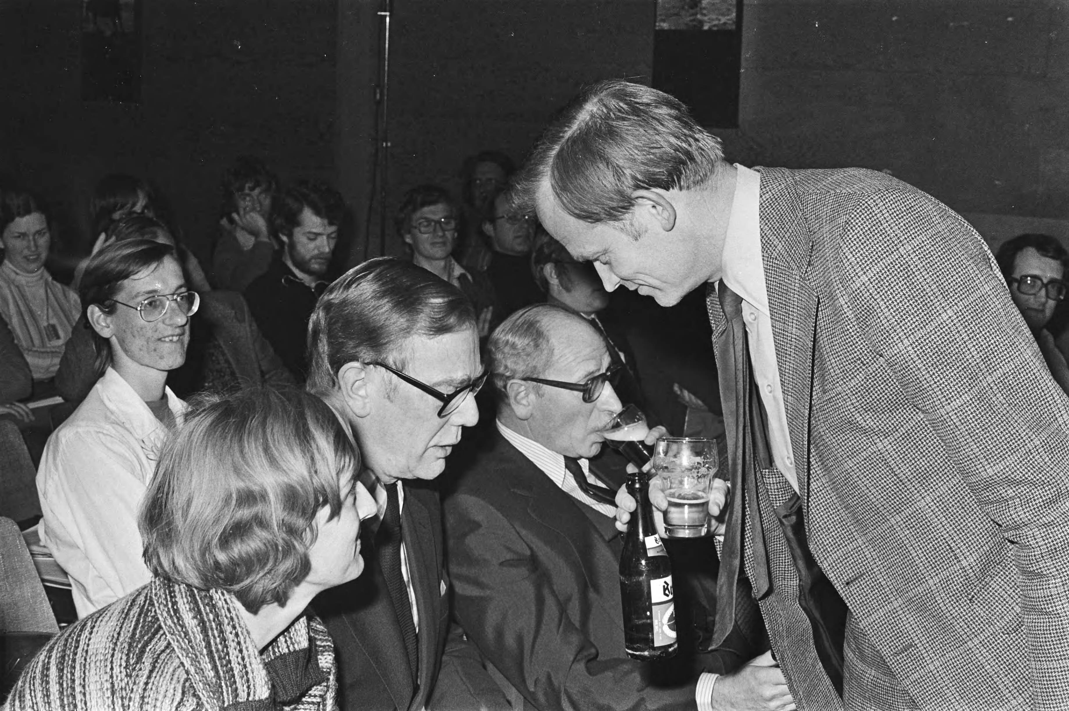 Fotocollectie Anefo — PPR-kerngroep bijeen in Utrecht; v.l.n.r. Ria Beckers , minister Trip en minister Van Doorn met staatssecretaris Van Hulten — Foto: Peters, Hans / Anefo. Licentie: Set B: Rechtenvrij / Publiek Domein. Bron: Nationaal Archief. http://hdl.handle.net/10648/ac924050-d0b4-102d-bcf8-003048976d84