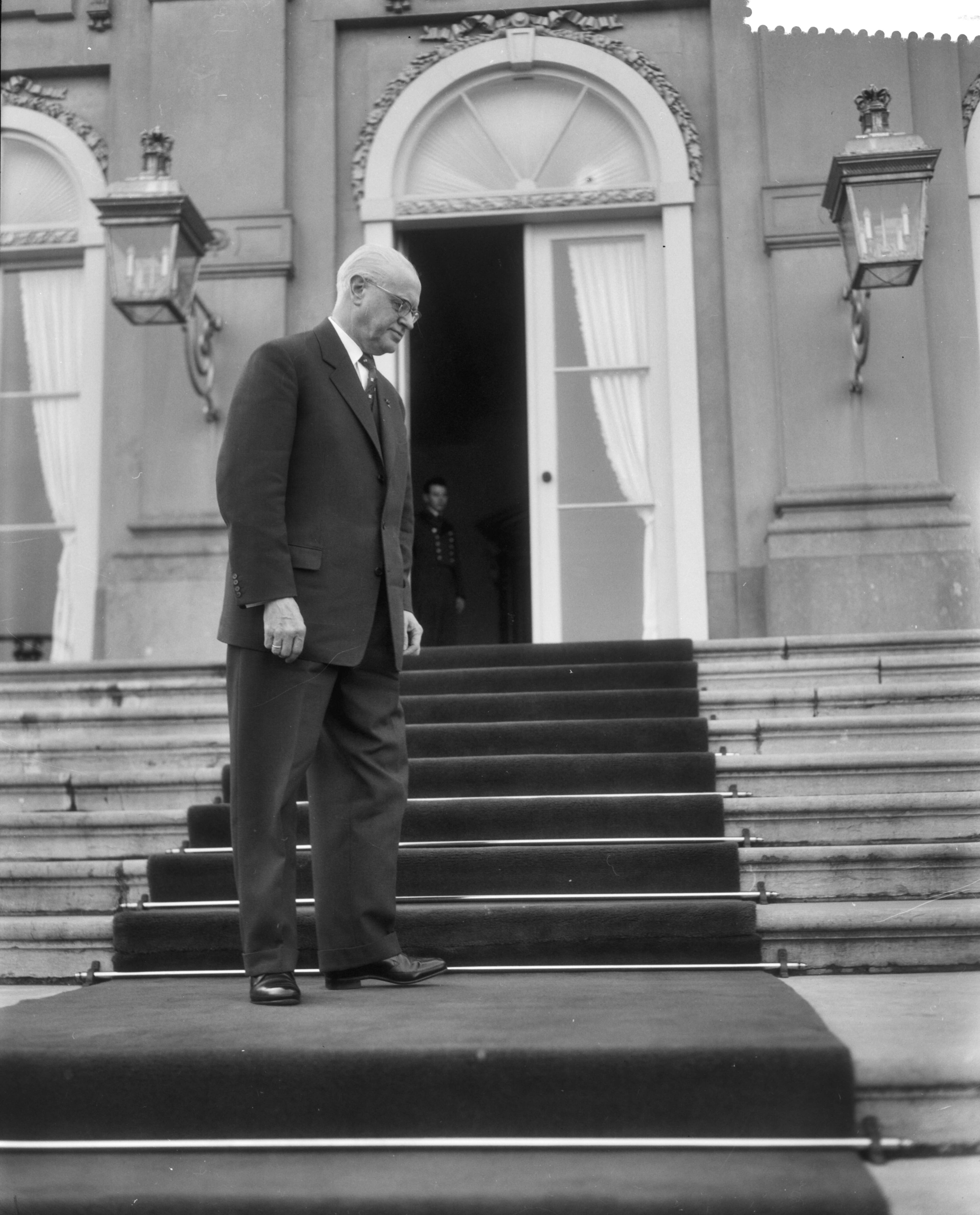 Koningin Juliana ontvangt de fractieleiders op Huis ten Bosch te Den Haag — Kabinetsformatie. Prof. mr. C.P.M. Romme (KVP) voor paleis Huis ten Bosch — Foto: Pot, Harry / Anefo. Licentie: Set B: Rechtenvrij / Publiek Domein. Bron: Nationaal Archief. http://hdl.handle.net/10648/a98f8610-d0b4-102d-bcf8-003048976d84