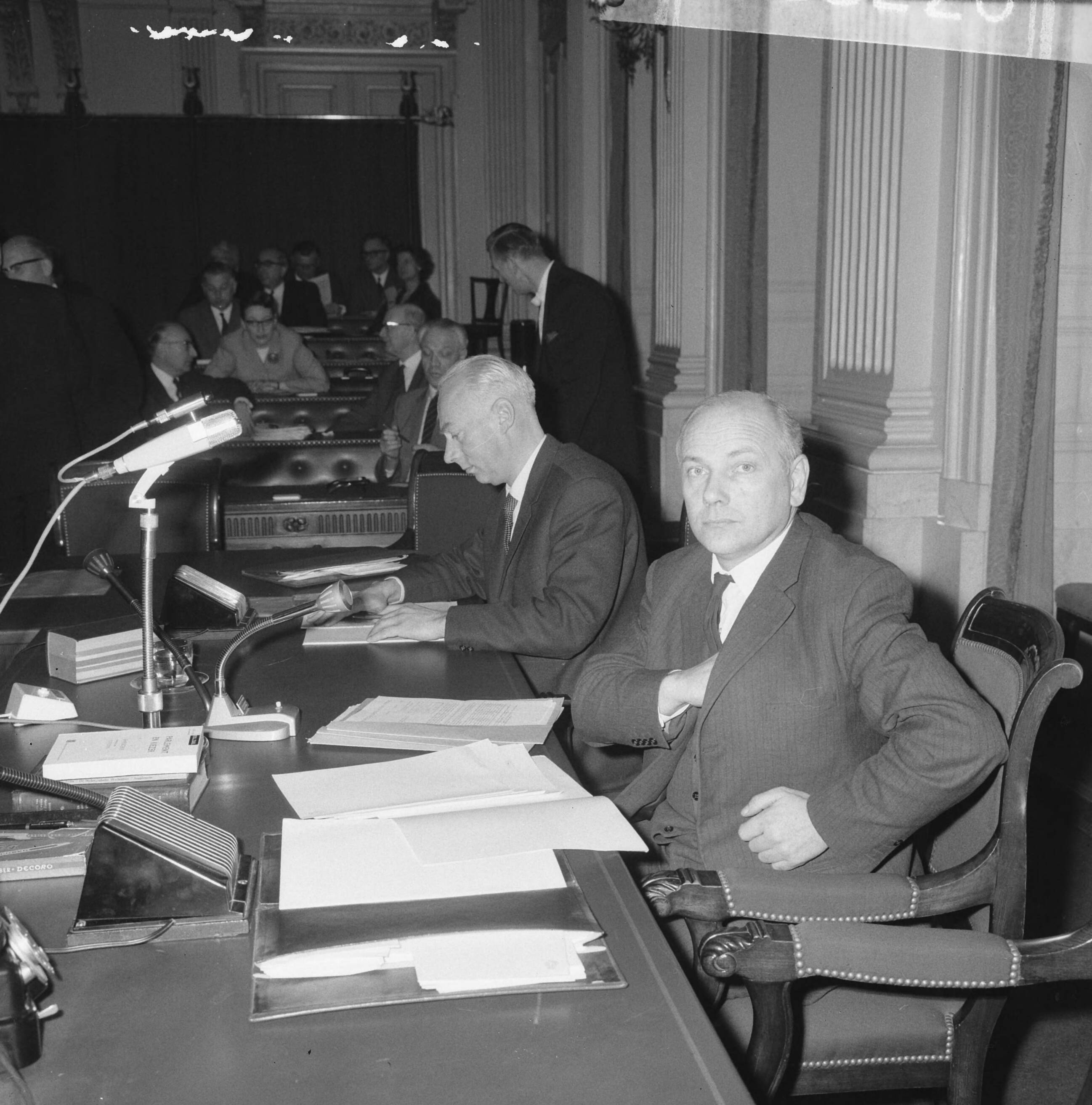 Fotocollectie Anefo — Behandeling mijnen Limburg in Tweede Kamer , Minister drs. J.M. den Uyl met staatssecretaris Bakker achter regeringstafel — Foto: Nijs, Jac. de / Anefo. Licentie: Set B: Rechtenvrij / Publiek Domein. Bron: Nationaal Archief. http://hdl.handle.net/10648/aadc82a2-d0b4-102d-bcf8-003048976d84