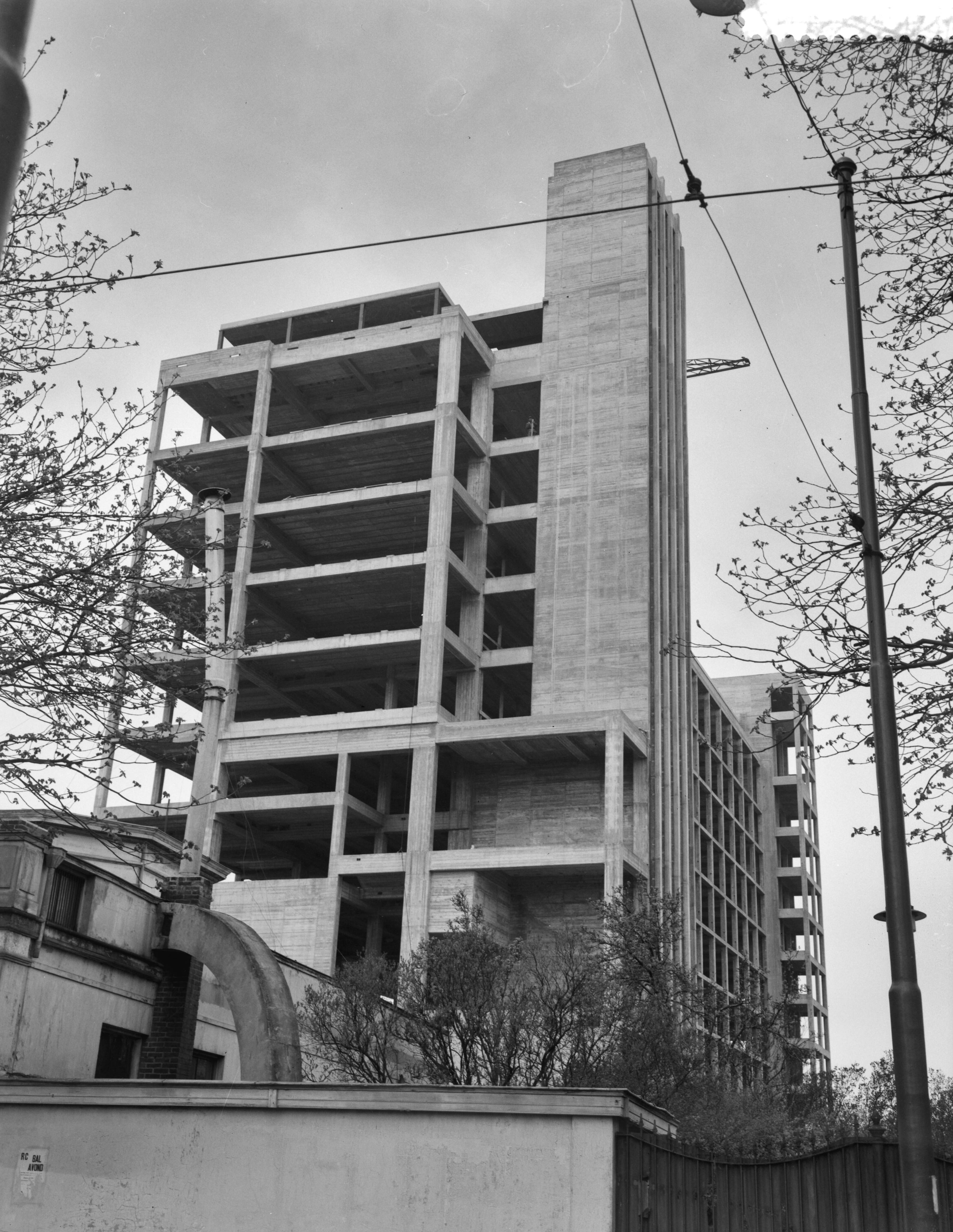Fotocollectie Anefo — Bouw nieuw provinciehuis in Den Haag — Foto: Rossem, Wim van / Anefo. Licentie: Set B: Rechtenvrij / Publiek Domein. Bron: Nationaal Archief. http://hdl.handle.net/10648/a9cf37f6-d0b4-102d-bcf8-003048976d84