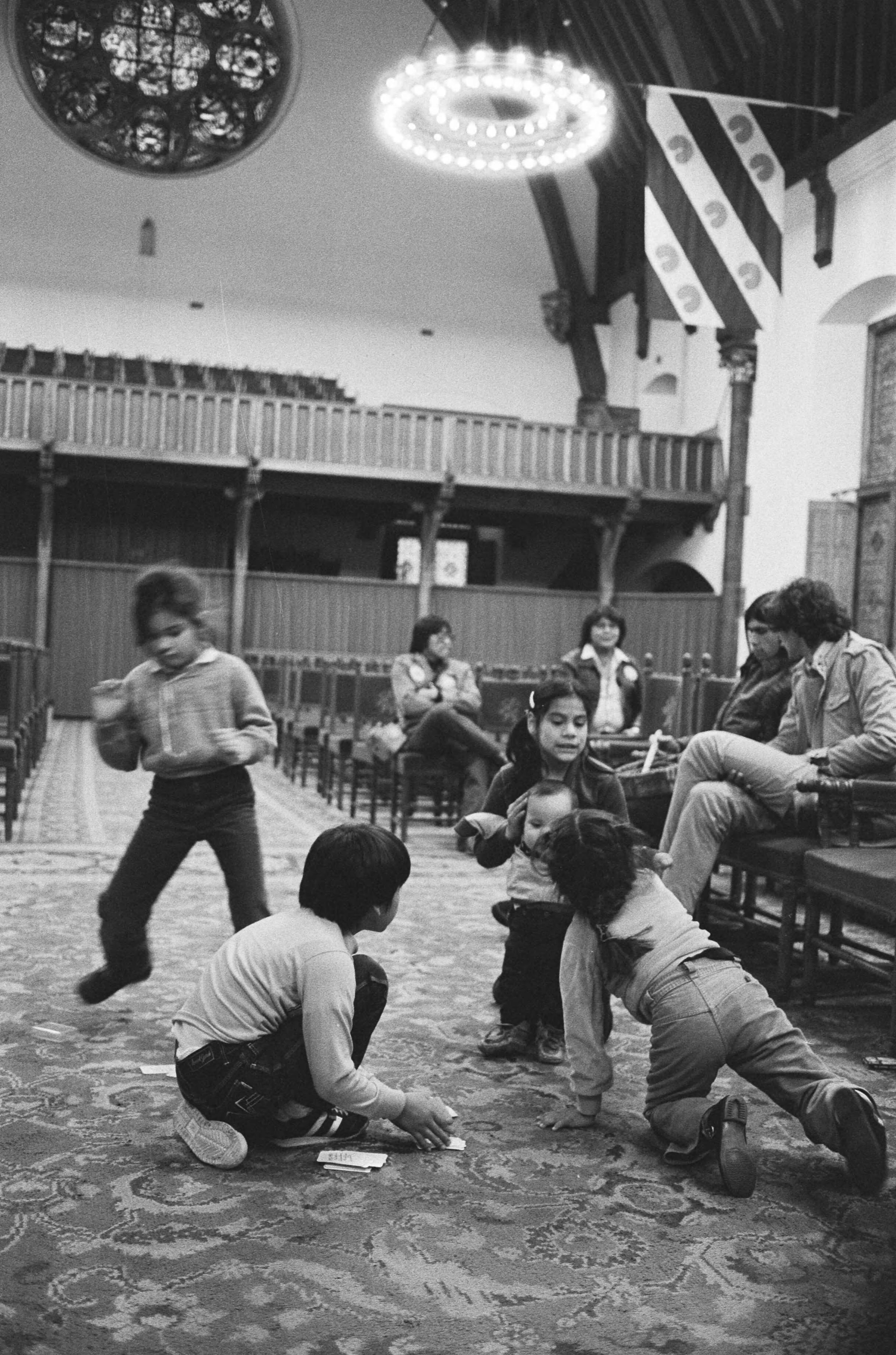 Groep Canadese Indianen demonstreert op het Binnenhof in Den Haag, teneinde aandacht te verkrijgen voor de situatie in hun land — Indiaanse kinderen spelend in de Ridderzaal — Foto: Antonisse, Marcel / Anefo. Licentie: Set B: Rechtenvrij / Publiek Domein. Bron: Nationaal Archief. http://hdl.handle.net/10648/ad0890ca-d0b4-102d-bcf8-003048976d84