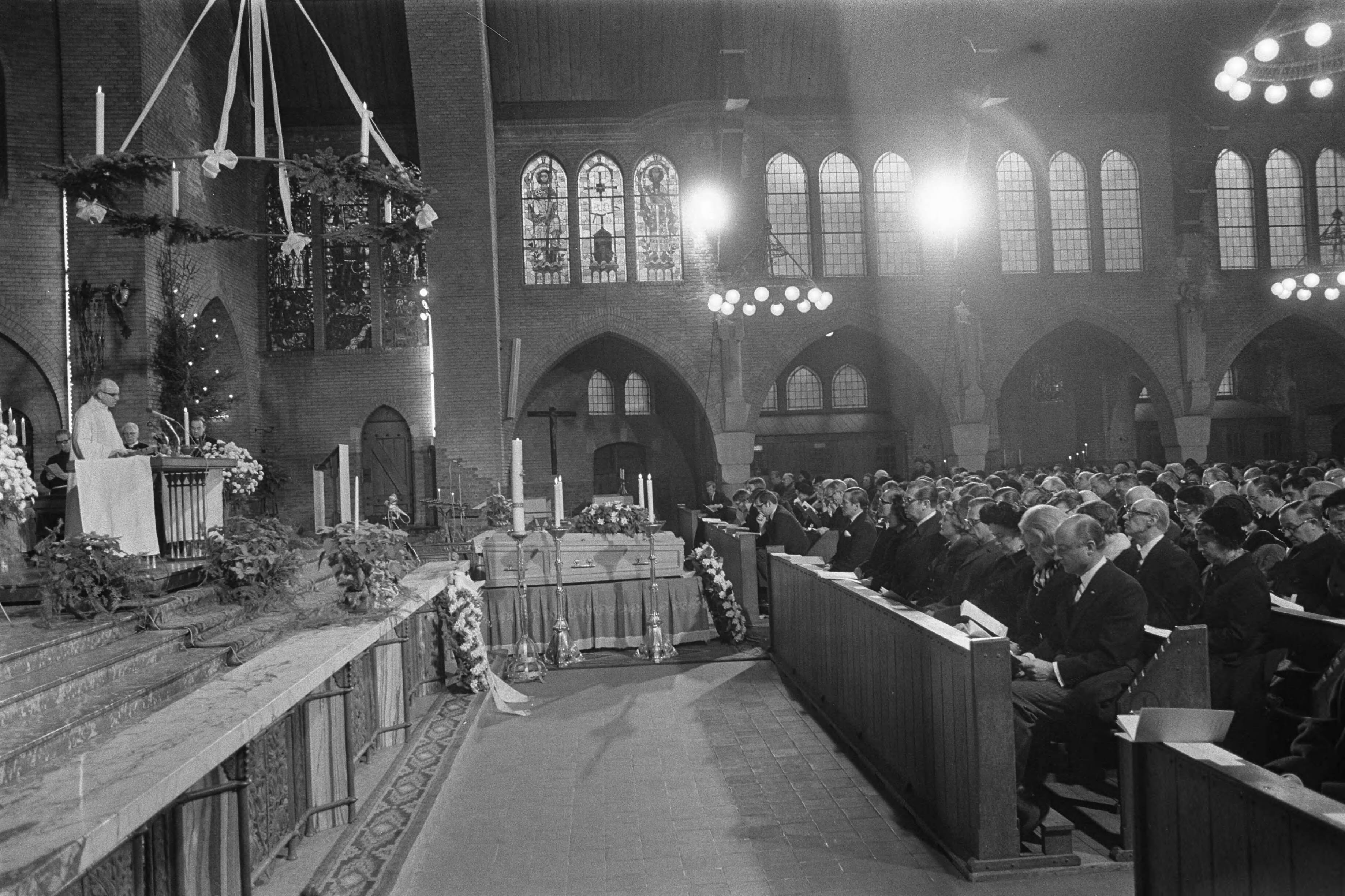 Fotocollectie Anefo — Begrafenis oud premier Cals , Den Haag , in St. Paschaliskerk — Foto: Evers, Joost / Anefo. Licentie: Set B: Rechtenvrij / Publiek Domein. Bron: Nationaal Archief. http://hdl.handle.net/10648/abdcd09e-d0b4-102d-bcf8-003048976d84