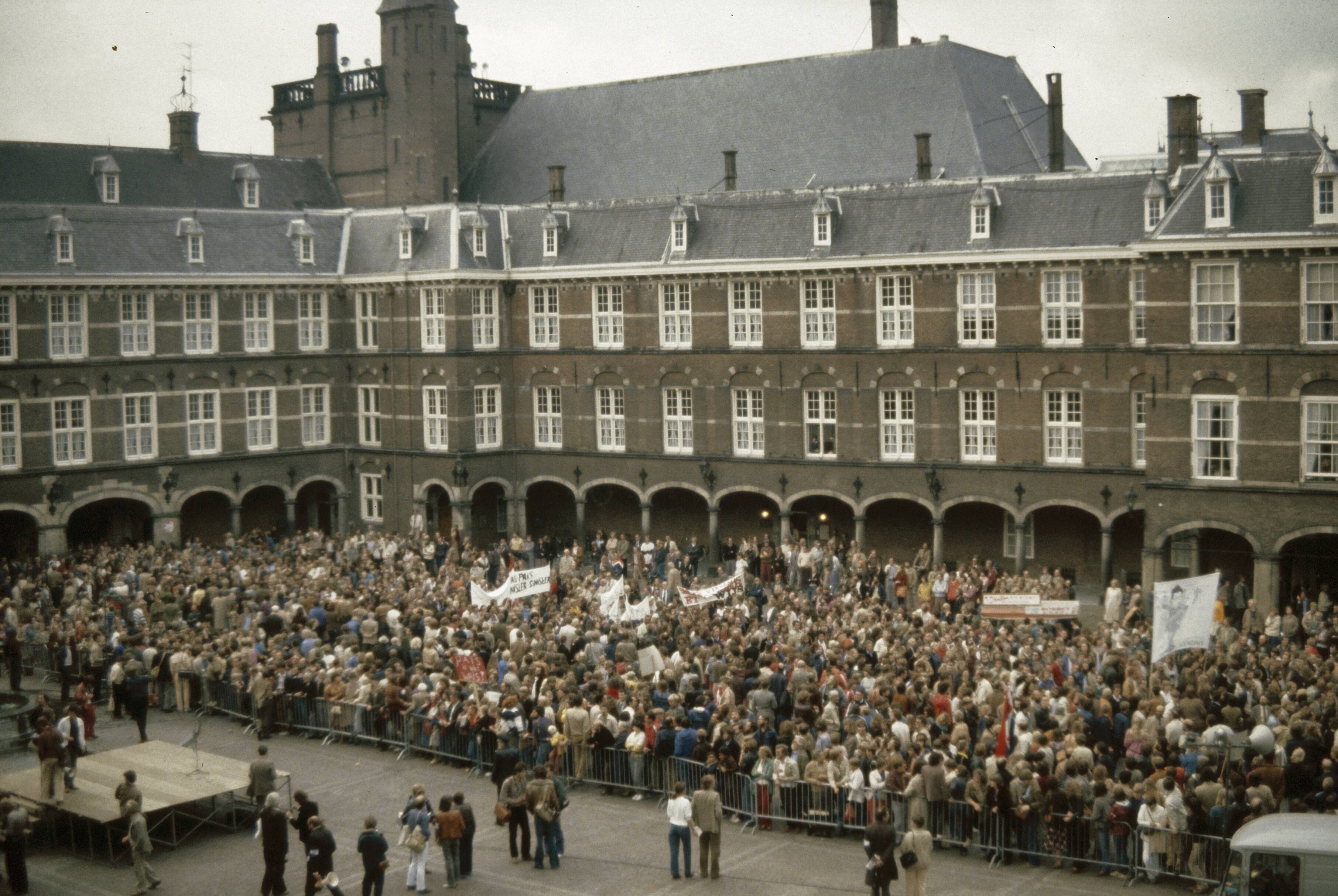 Fotocollectie Anefo — Landelijke onderwijsdem. in Den Haag tegen onderwijsbeleid (korting salarissen) van minister Pais — Foto: Croes, Rob C. / Anefo. Licentie: Set B: Rechtenvrij / Publiek Domein. Bron: Nationaal Archief. http://hdl.handle.net/10648/ad8a1a50-d0b4-102d-bcf8-003048976d84