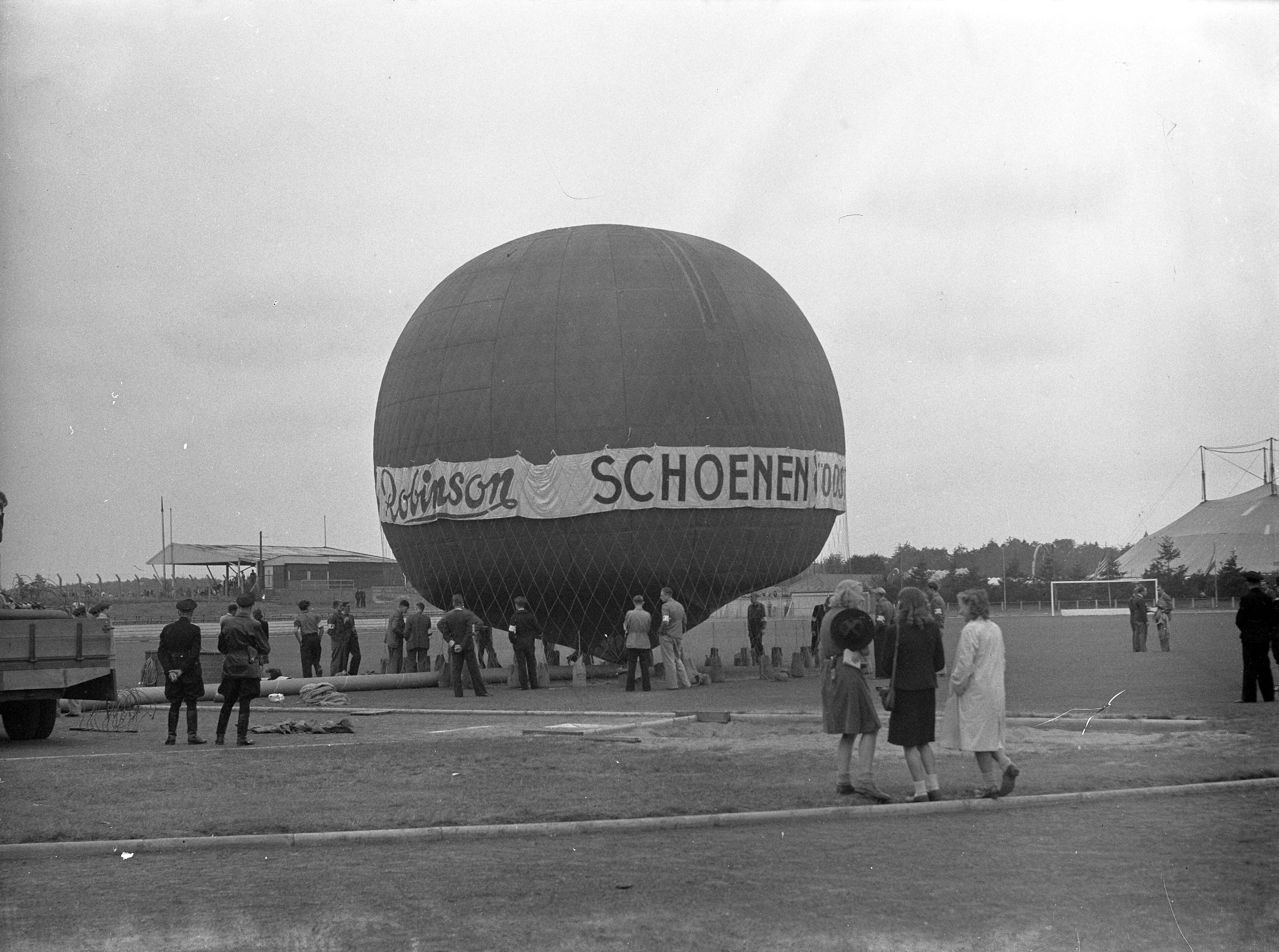 Fotocollectie Anefo — Landdag van de koninklijke vereniging "Oost en West" op het Hilversumse Sportpark. Tegen het einde van de landd&g steeg commandant Boesman met de ballon „Rambaldo" op. Er was zeer weinig wind, zodat hij bij Werkhoven nabij Utrecht enkele uren later ciaalde — Foto: Sagers, Harry / Anefo. Licentie: Set B: Rechtenvrij / Publiek Domein. Bron: Nationaal Archief. http://hdl.handle.net/10648/a8adc11c-d0b4-102d-bcf8-003048976d84