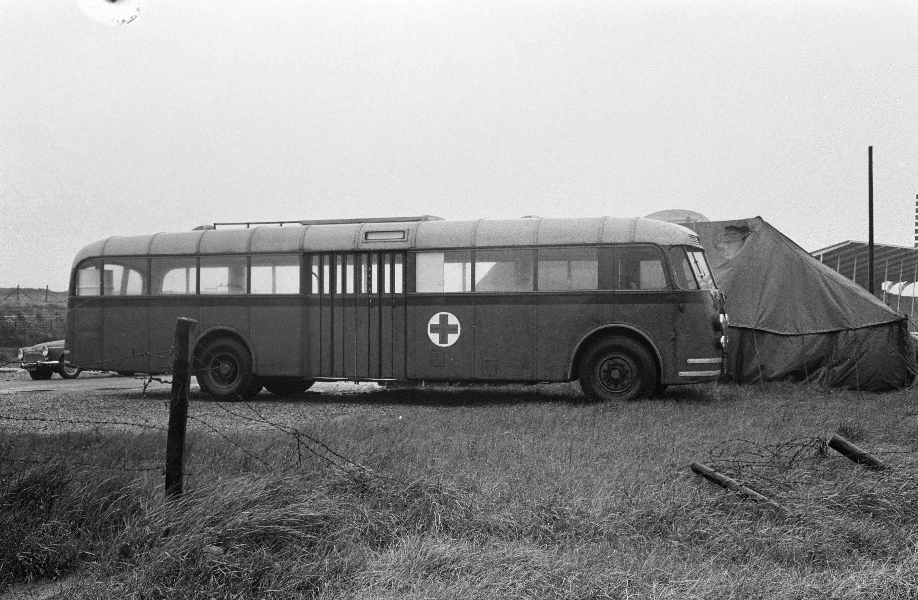 Fotocollectie Anefo — Mobiele operatiekamer voor het circuit van Zandvoort (exterieur) — Foto: Pot, Harry / Anefo. Licentie: Set B: Rechtenvrij / Publiek Domein. Bron: Nationaal Archief. http://hdl.handle.net/10648/aa089730-d0b4-102d-bcf8-003048976d84